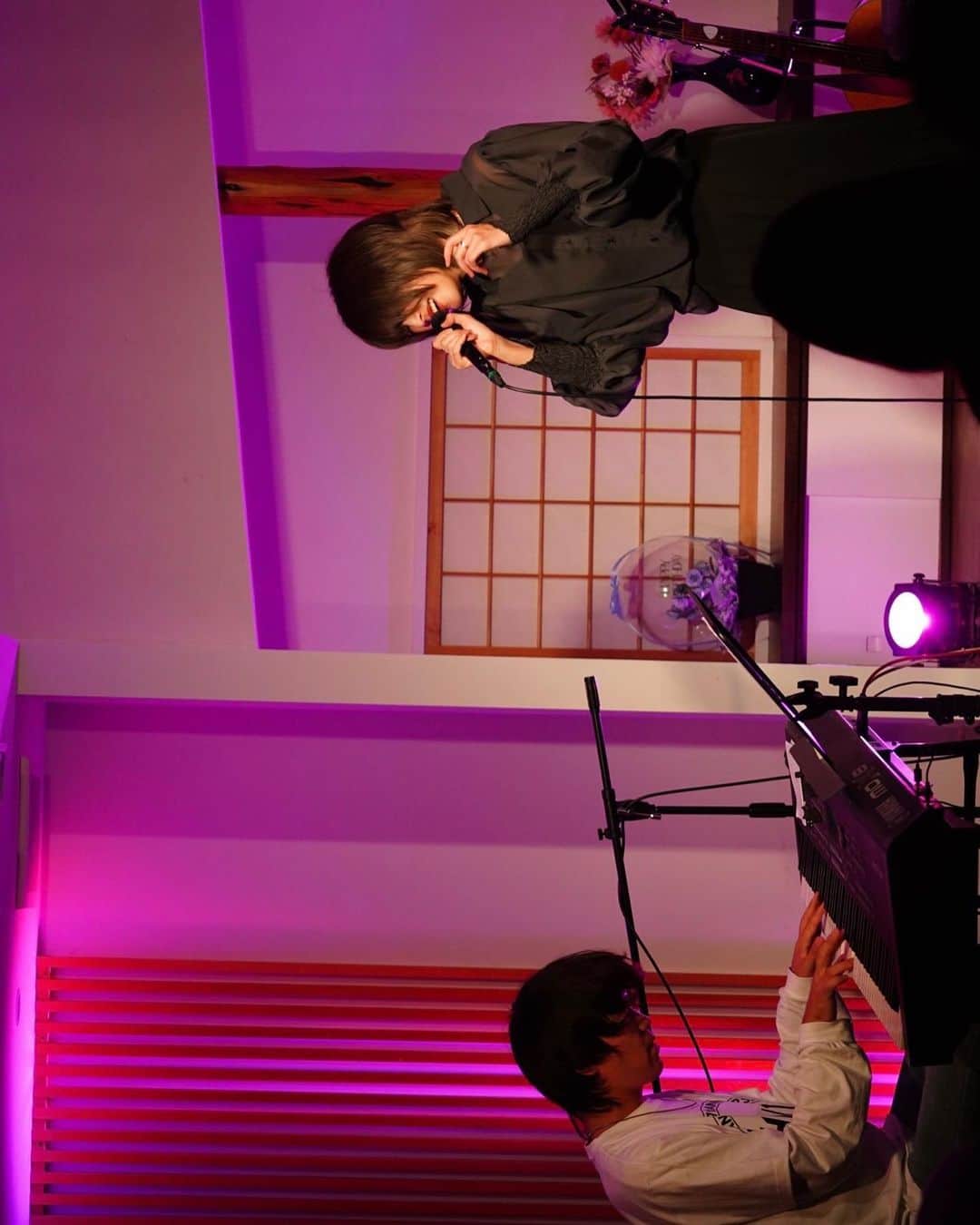 原あやのさんのインスタグラム写真 - (原あやのInstagram)「遅ればせながら #20231028 ミニワンマンでした！ ありがとうございました🎌  楽しかった〜〜〜。 ピアノ編成も改めてすき〜〜！  明日からは11月ライブスタート！ 9本ありますね！！！ よろしくおねがいします☺︎  photo by H.friends.  #アコースティック#アコギシンガーソングライター#singersongwriter#music#japanmusic#ootd#モード系#blackcode#live#livephotography」11月2日 21時45分 - ayano_hara_69