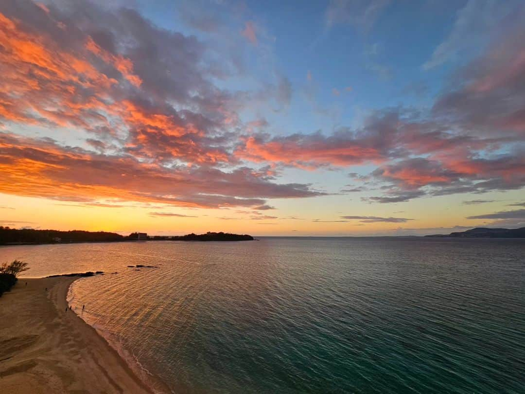 Shihoさんのインスタグラム写真 - (ShihoInstagram)「Beautiful Sunset  #beautifulsunset #sea #beach #sky #海 #夕焼け #singerslife」11月2日 21時45分 - fried_pride_shiho