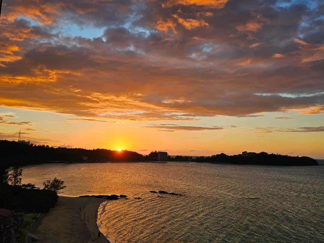 Shihoのインスタグラム：「Beautiful Sunset  #beautifulsunset #sea #beach #sky #海 #夕焼け #singerslife」