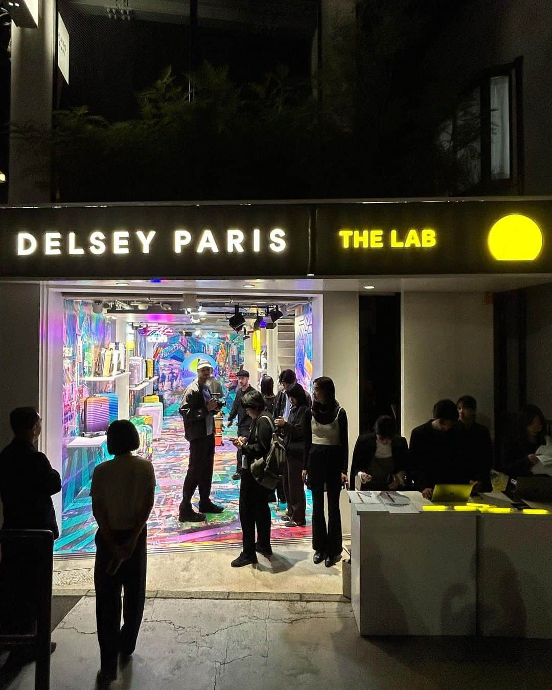 江崎ななほさんのインスタグラム写真 - (江崎ななほInstagram)「渋谷のキャットストリートにある、 @delseyofficial のコンセプトストア「デルセーラボ」がリニューアルオープンしたのでお邪魔してきたよ 見たことないカラフルでポップなデザインのスーツケースがたくさん🌼ぜひ行ってみてね #delsey #pr」11月2日 21時45分 - nanaho_ezk