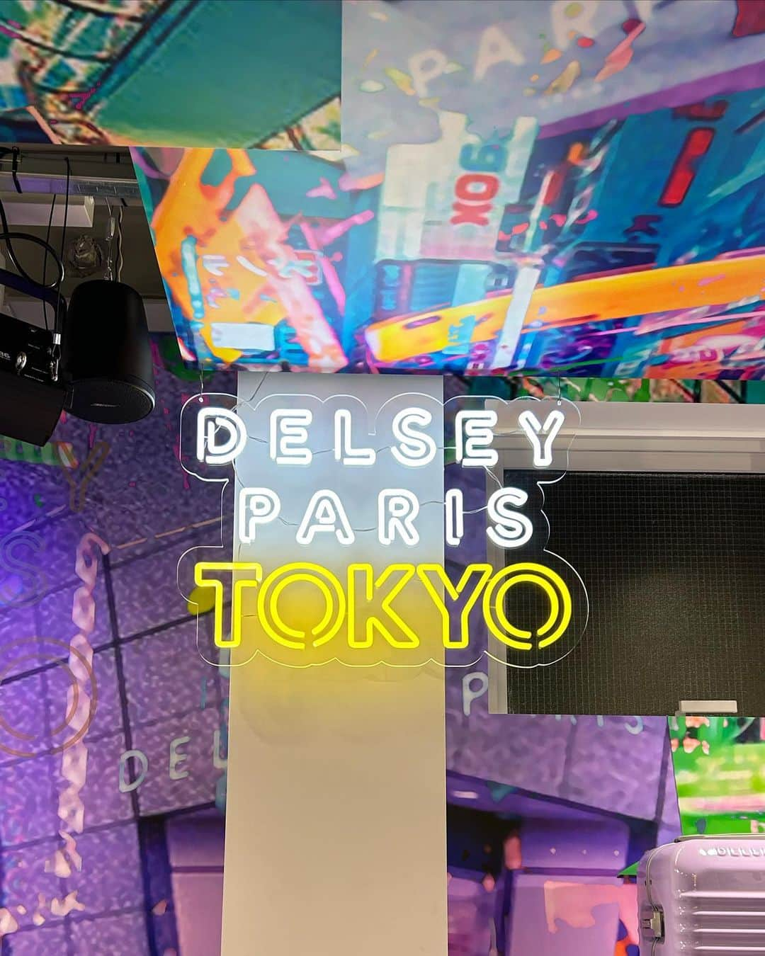 江崎ななほさんのインスタグラム写真 - (江崎ななほInstagram)「渋谷のキャットストリートにある、 @delseyofficial のコンセプトストア「デルセーラボ」がリニューアルオープンしたのでお邪魔してきたよ 見たことないカラフルでポップなデザインのスーツケースがたくさん🌼ぜひ行ってみてね #delsey #pr」11月2日 21時45分 - nanaho_ezk