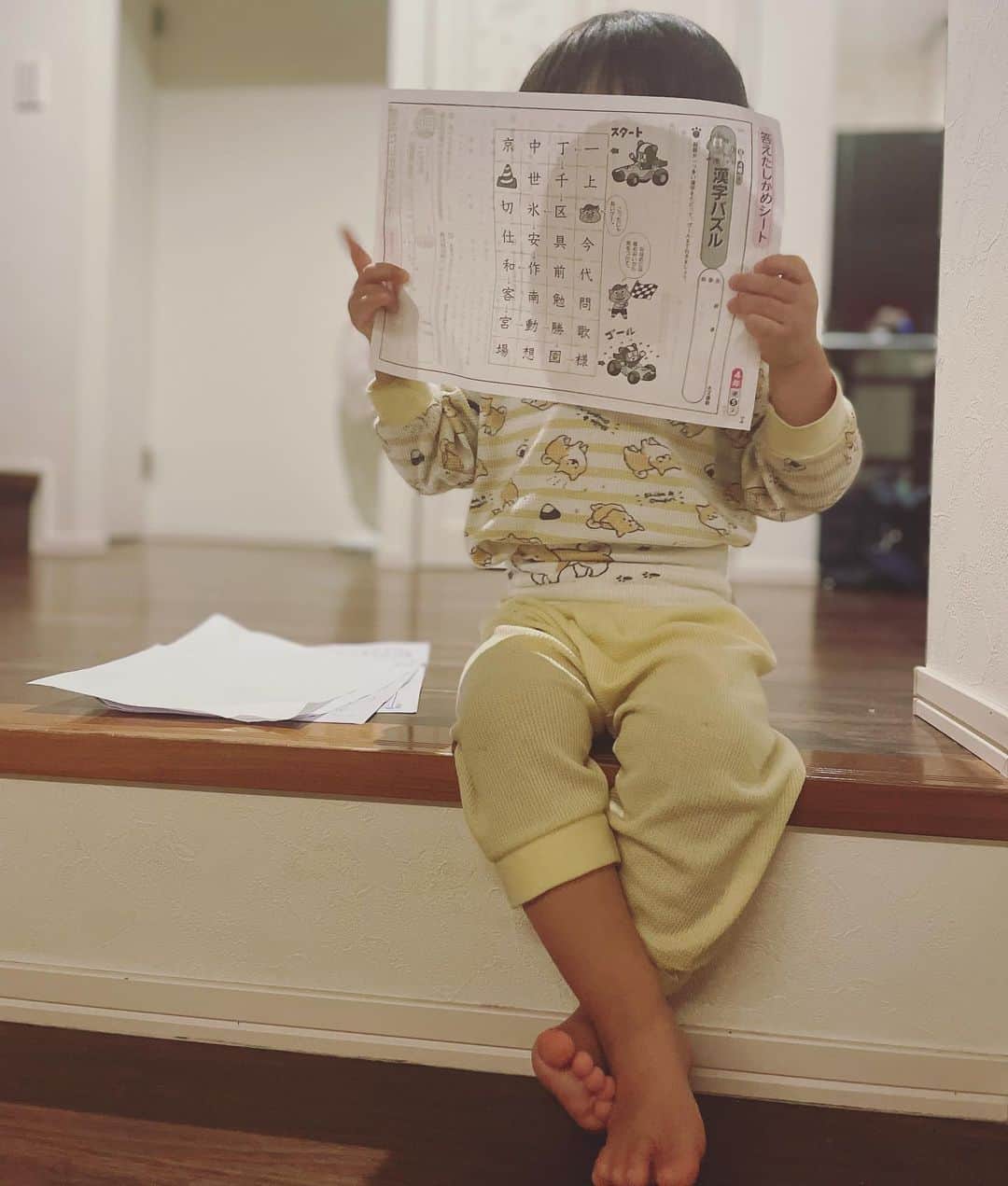 森本さやかのインスタグラム：「短いあんよ組んじゃって？？🦵 お姉ちゃんのテストをｺﾞﾆｮｺﾞﾆｮﾓﾆｮﾓﾆｮ… さっきからずっと読んでるꉂꉂ😂🤭 #読んでる風    #姉弟  #1歳10ヶ月」