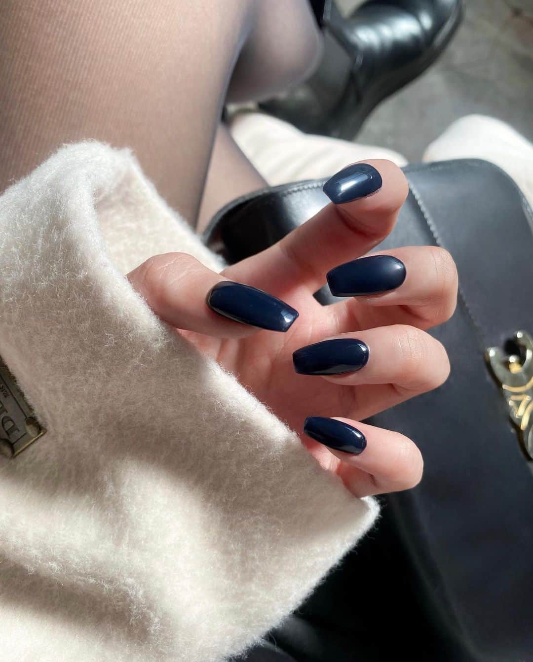 小串未来のインスタグラム：「.  定期的にしたくなるネイビー🩵 やぱり可愛いのだ🫶🏻  #nail #ワンカラーネイル」