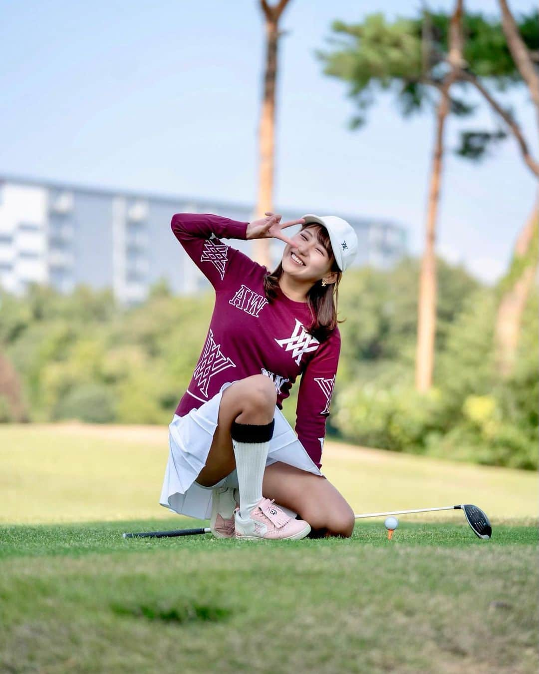 MIKIのインスタグラム：「やっぱりカメラマンさんに撮ってもらった写真は綺麗😍💞でも、1枚目のアングルが🫣笑  #ゴルフ女子 #ゴルフウェア #ごるふ女子 #ごるふすいんぐ #ゴルフ好きな人と繋がりたい #ゴルフ好き #ゴルフスイング #カメラマンさんに撮ってもらった #プロのカメラマンさんに撮ってもらいました #カメラマン撮影 #カメラマン撮影データ #anew #anewgolf #韓国ゴルフウェア  #ちらりずむ」