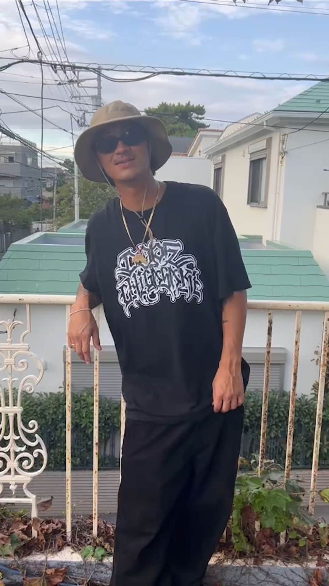 Droptokyoのインスタグラム：「Nasty k／アーティスト  トップス／dope chigasaki tee ボトムス／#carhartt  シューズ／#clarks  アクセサリー／18k dope chigasaki too ハット／#carhartt  　 #droptokyo #streetsnap #fashion #ストリートスナップ」