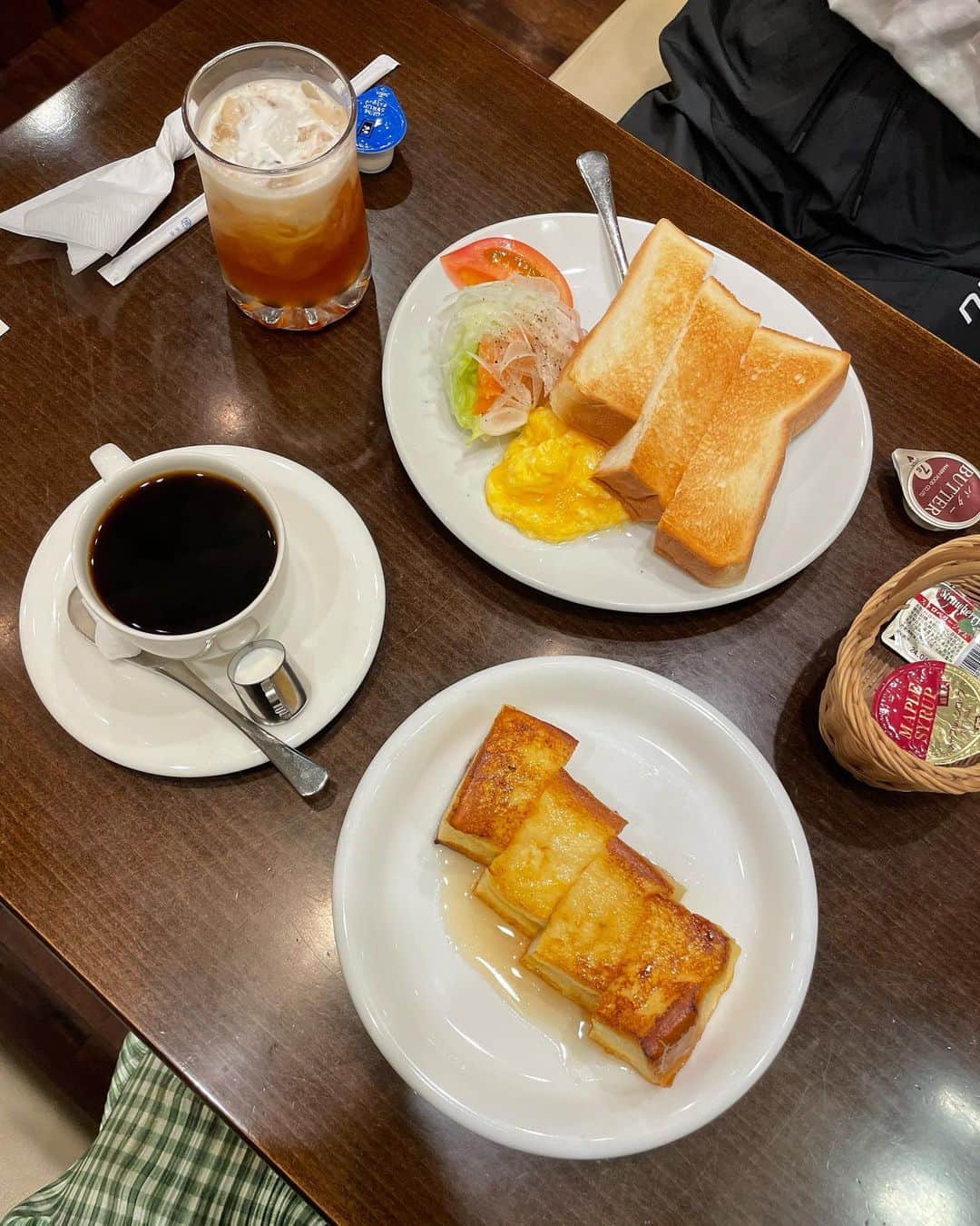 AYAさんのインスタグラム写真 - (AYAInstagram)「_ @ayussyiii と一緒に朝活してから よく行く喫茶店☕️  下鴨にむか〜〜〜しからあるけど あゆちゃんと行くまで行ったことなかったんよな🍯  写真全然ないけど、いっつも フレンチトースト食べる🍌🍌  めっちゃ美味しい🤦🏽‍♀️🤦🏽‍♀️  次こそ違うの食べてみたい。  フレンチトーストset ¥1150 ( シロップかシュガー選べるよ🐻)  ハーフサイズは900円🍞  #綾花ログ」11月2日 21時47分 - a.y.hana_12o6