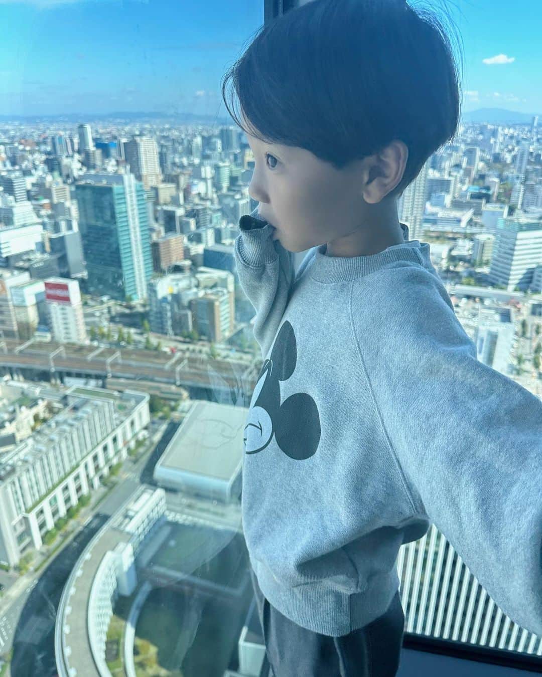 えぬくんさんのインスタグラム写真 - (えぬくんInstagram)「初名古屋旅行は @nagoyaprincehotelskytower  に泊まりました🫶  新幹線だけじゃなくて色んな電車がたくさん見えて 最高の景色で プラレールで遊べて…  神ホテルすぎた🥰  全国のトレインビューホテルを制覇したい！🤍笑  #名古屋旅行 #子連れ旅行 #えぬくんちゃんねる」11月2日 21時47分 - sum.722