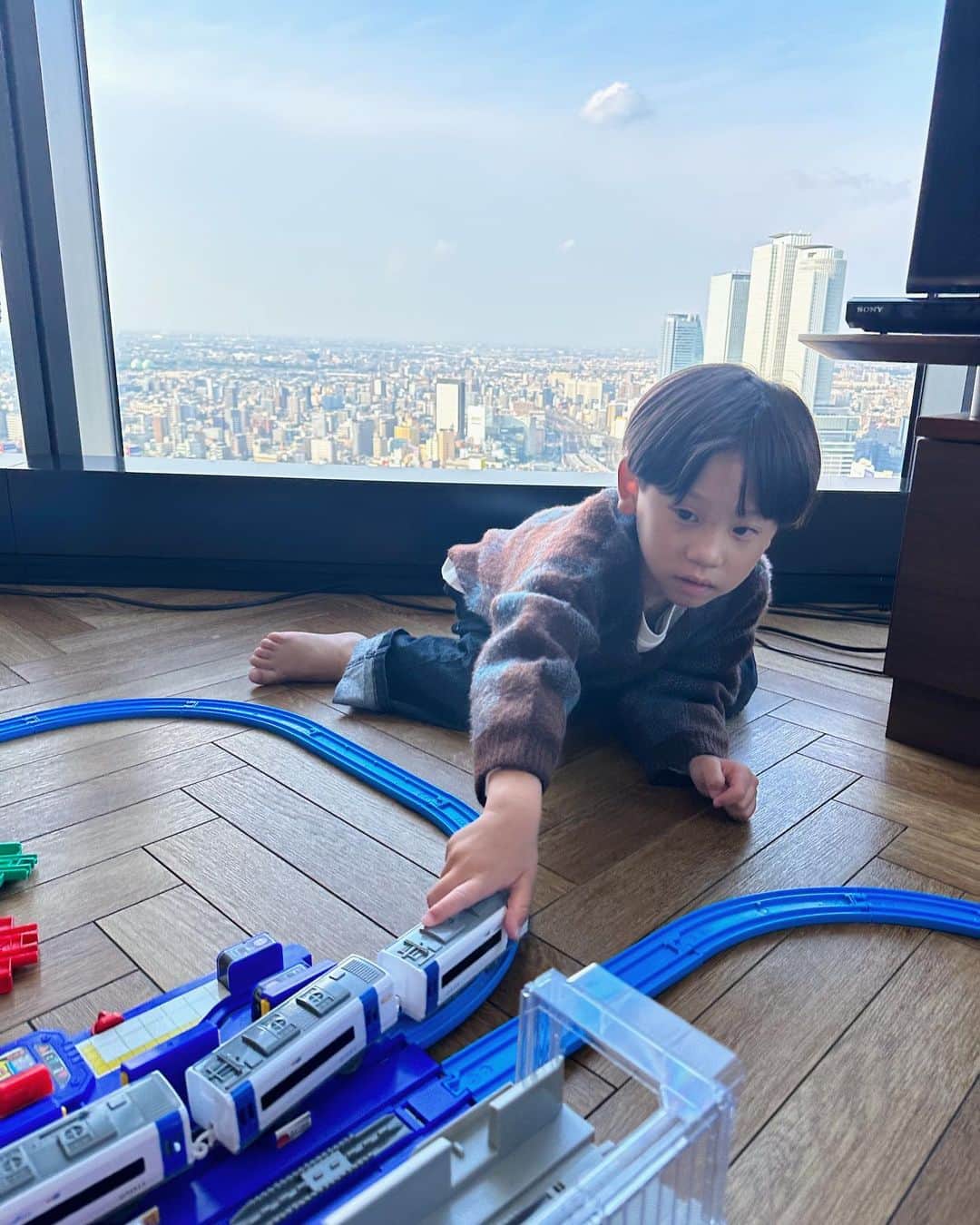 えぬくんさんのインスタグラム写真 - (えぬくんInstagram)「初名古屋旅行は @nagoyaprincehotelskytower  に泊まりました🫶  新幹線だけじゃなくて色んな電車がたくさん見えて 最高の景色で プラレールで遊べて…  神ホテルすぎた🥰  全国のトレインビューホテルを制覇したい！🤍笑  #名古屋旅行 #子連れ旅行 #えぬくんちゃんねる」11月2日 21時47分 - sum.722