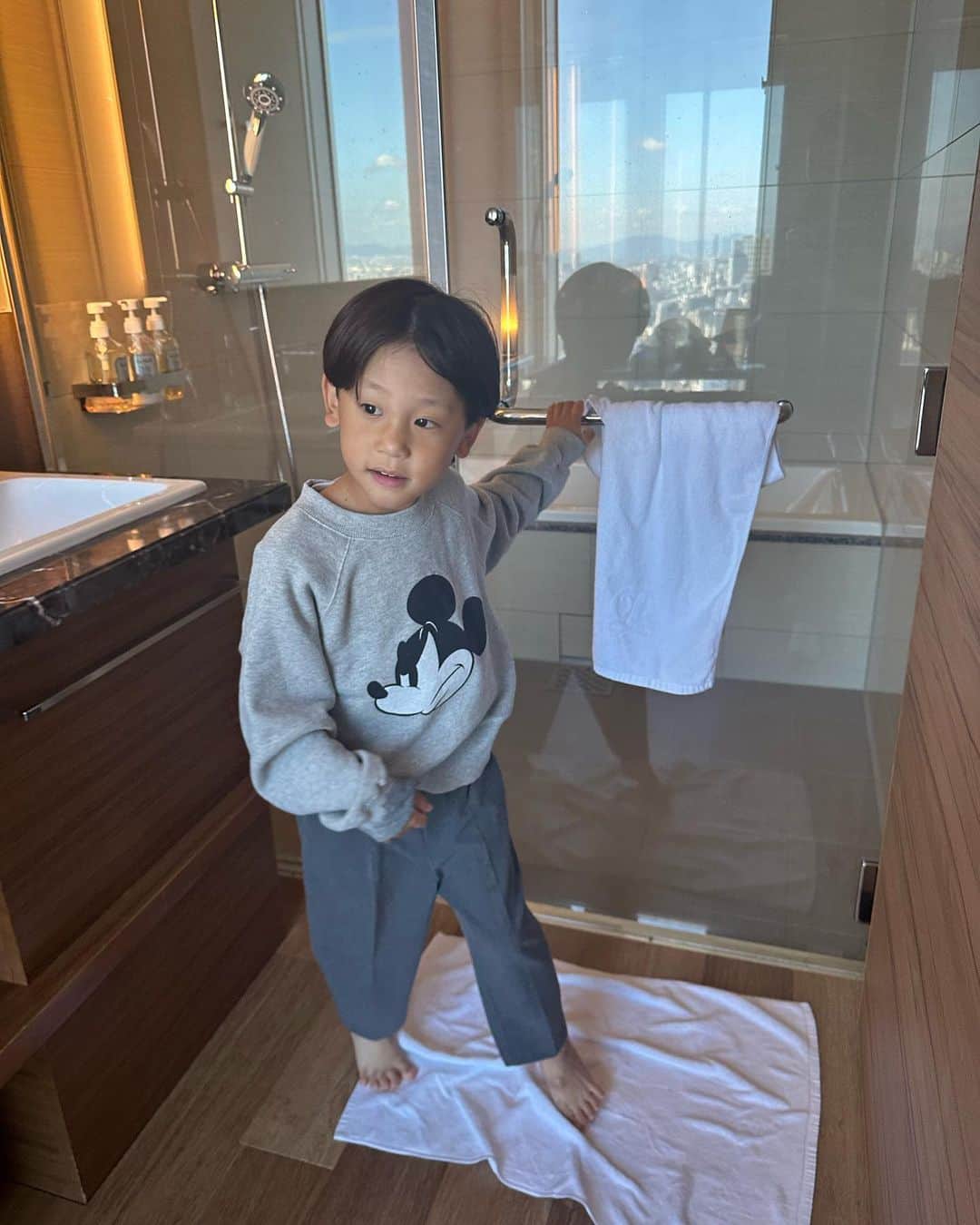 えぬくんさんのインスタグラム写真 - (えぬくんInstagram)「初名古屋旅行は @nagoyaprincehotelskytower  に泊まりました🫶  新幹線だけじゃなくて色んな電車がたくさん見えて 最高の景色で プラレールで遊べて…  神ホテルすぎた🥰  全国のトレインビューホテルを制覇したい！🤍笑  #名古屋旅行 #子連れ旅行 #えぬくんちゃんねる」11月2日 21時47分 - sum.722