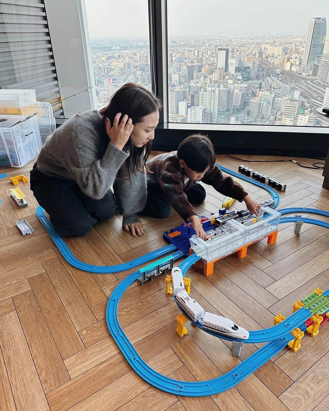 えぬくんさんのインスタグラム写真 - (えぬくんInstagram)「初名古屋旅行は @nagoyaprincehotelskytower  に泊まりました🫶  新幹線だけじゃなくて色んな電車がたくさん見えて 最高の景色で プラレールで遊べて…  神ホテルすぎた🥰  全国のトレインビューホテルを制覇したい！🤍笑  #名古屋旅行 #子連れ旅行 #えぬくんちゃんねる」11月2日 21時47分 - sum.722