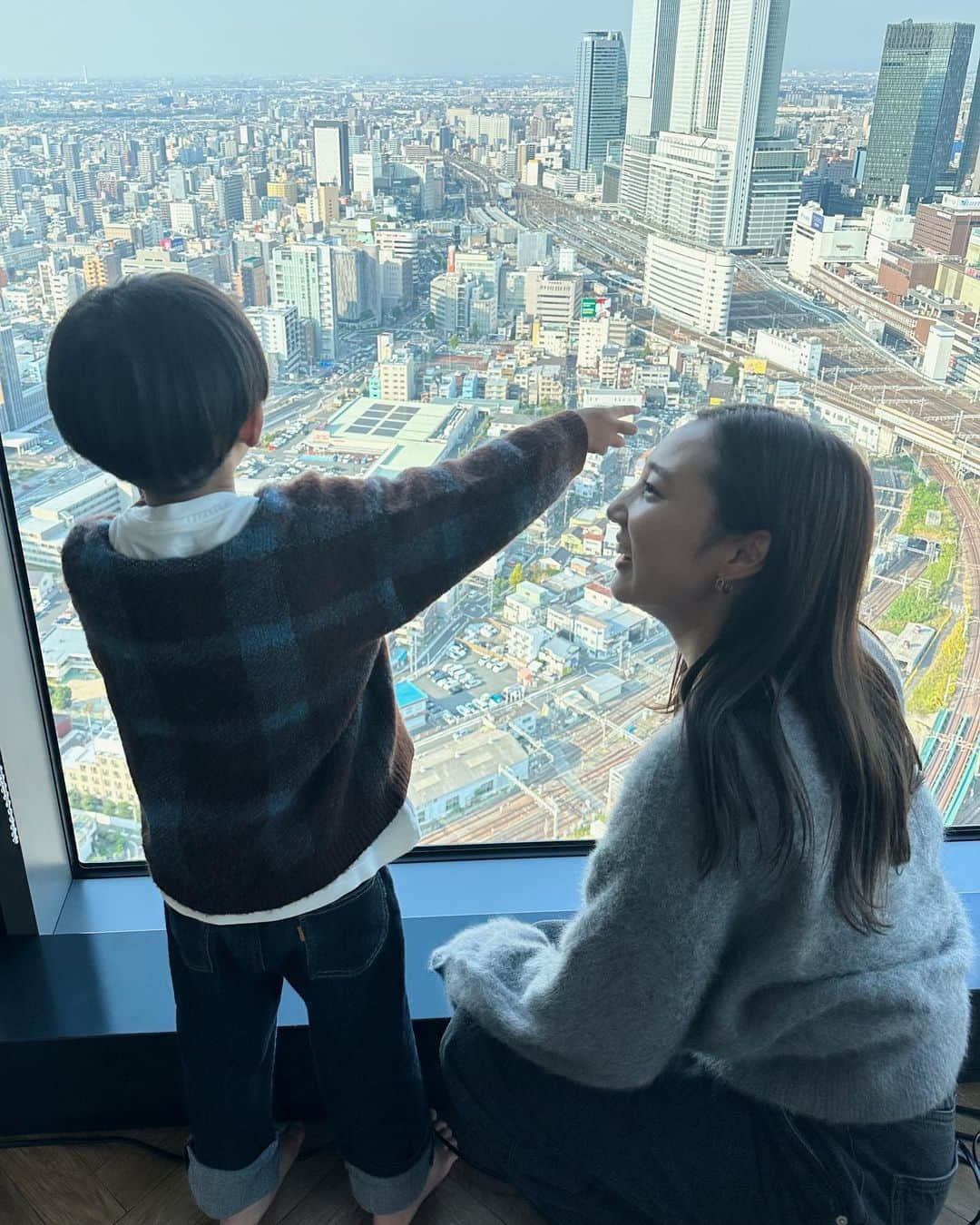 えぬくんのインスタグラム：「初名古屋旅行は @nagoyaprincehotelskytower  に泊まりました🫶  新幹線だけじゃなくて色んな電車がたくさん見えて 最高の景色で プラレールで遊べて…  神ホテルすぎた🥰  全国のトレインビューホテルを制覇したい！🤍笑  #名古屋旅行 #子連れ旅行 #えぬくんちゃんねる」