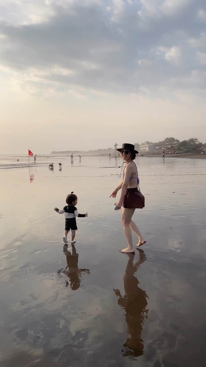 シン・ダウンのインスタグラム：「먹고 자고 참방참방 하고 사랑하기 🌴  #신난다은여행👩🏻  #신난다은육아👩🏻」