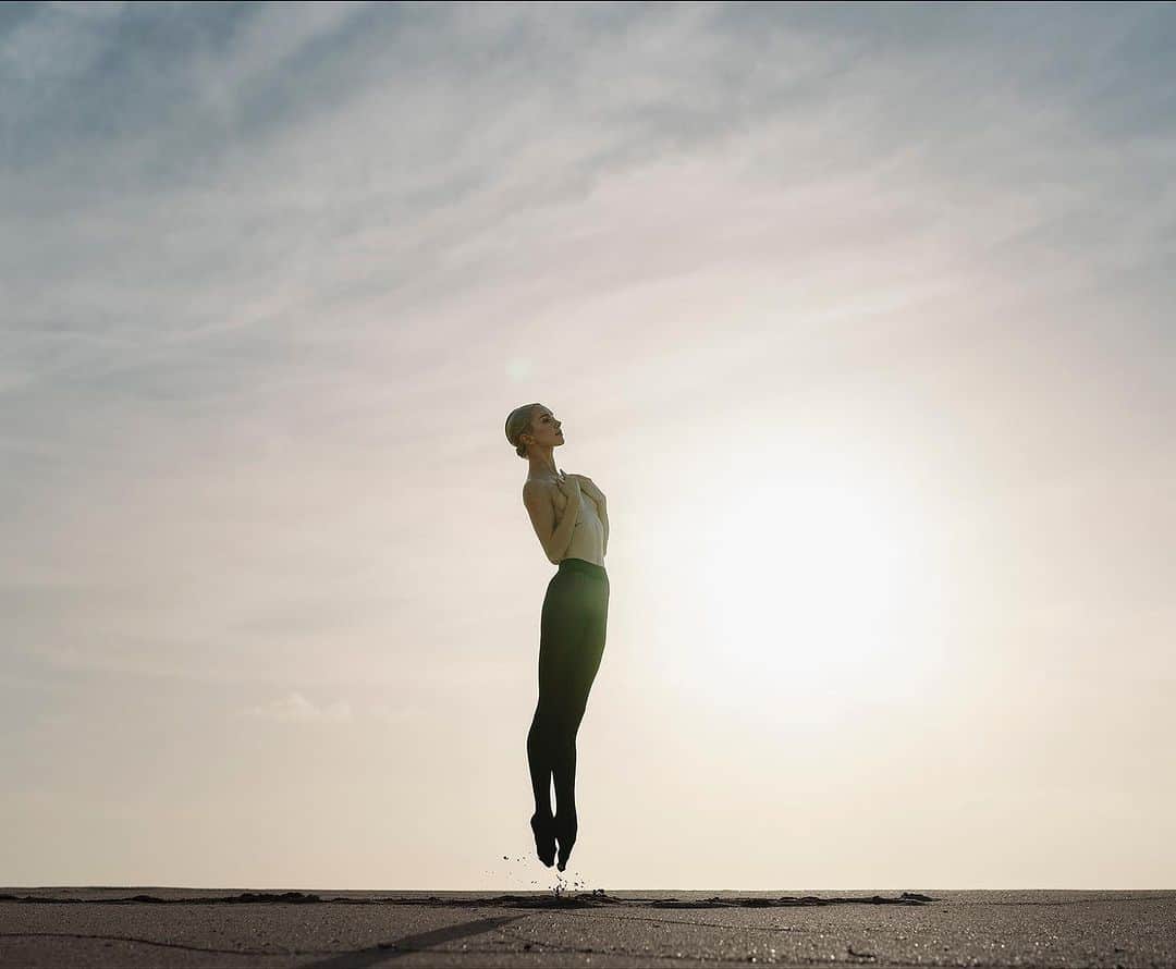 ballerina projectのインスタグラム：「𝐌𝐢𝐤𝐚𝐞𝐥𝐚 𝐊𝐞𝐥𝐥𝐲 at Kawakiu Beach on the island of Molokai. 🌅  @mikaelakelly__ #mikaelakelly #ballerinaproject #molokai #hawaii #kawakiubeach @wolford #wolford #hosiery   Ballerina Project 𝗹𝗮𝗿𝗴𝗲 𝗳𝗼𝗿𝗺𝗮𝘁 𝗹𝗶𝗺𝗶𝘁𝗲𝗱 𝗲𝗱𝘁𝗶𝗼𝗻 𝗽𝗿𝗶𝗻𝘁𝘀 and 𝗜𝗻𝘀𝘁𝗮𝘅 𝗰𝗼𝗹𝗹𝗲𝗰𝘁𝗶𝗼𝗻𝘀 on sale in our Etsy store. Link is located in our bio.  𝙎𝙪𝙗𝙨𝙘𝙧𝙞𝙗𝙚 to the 𝐁𝐚𝐥𝐥𝐞𝐫𝐢𝐧𝐚 𝐏𝐫𝐨𝐣𝐞𝐜𝐭 on Instagram to have access to exclusive and never seen before content. 🩰」