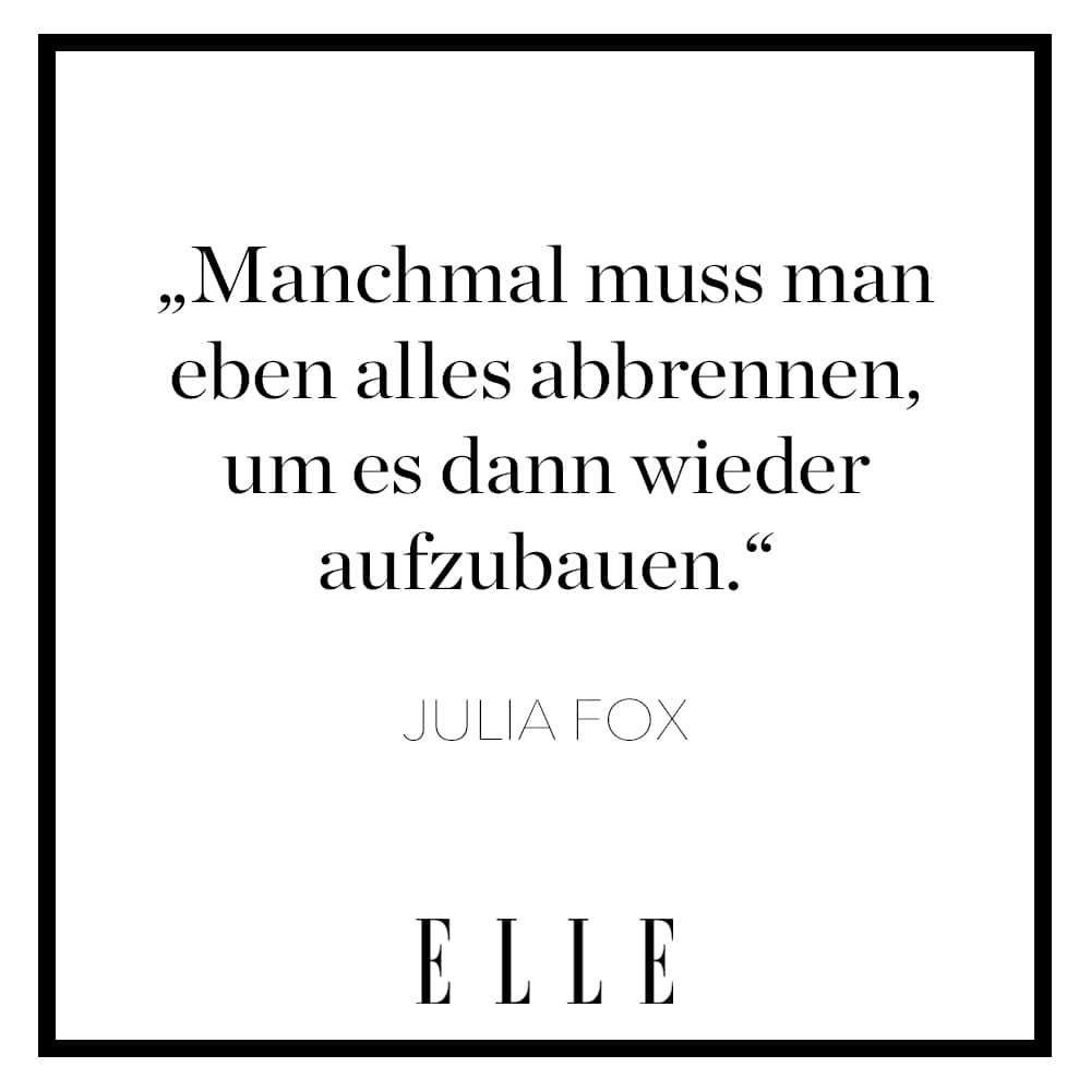 ELLE Germanyのインスタグラム：「Als Julia Fox vor rund eineinhalb Jahren zum ersten Mal in einem Interview über ihre geplanten Memoiren spricht, bezeichnete sie diese, „wenn sie das denn selbst so sagen dürfe“, als „Masterpiece“. Jetzt ist ebendieses Masterpiece raus – und wir haben es genauer unter die Lupe genommen. Auf Elle.de!  #juliafox #biografie #stars」
