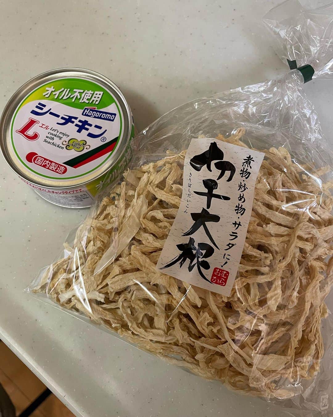 飯島直子さんのインスタグラム写真 - (飯島直子Instagram)「こんばんは^ - ^♪  花木いかがお過ごしですか  祭日と聞くと、明日が土曜と勘違いしてしまいそうです^ - ^  今日は汗ばむ陽気でしたね  汗はかいてませんが、すこしキモチに余裕があったので切り干し大根のサラダを作りました  ツナ缶とネギ、マヨネーズ、しょうゆ、からし、塩胡椒だけのカンタンなものです  日もちもして、ポリポリまあまあおいしいです  三日以降はあまり手がのびませんが^_^  31.1.2日のへんじすこしです＾＾  mamako_ys６３才誕生日おめでとう♪ 人生で今日が一番若い日^ - ^たくさんのことに挑戦して豊かな人生を送くろう♪健康に気をつけステキな一年にしてね♪ 挑戦したいこと…なんだろ^ - ^なんでも！  hiromi.t56才誕生日おめでとう♪介護中の両親に忘れられても…5人の子供たちからたくさんのお祝い♡ うれしいね^ ^いくつになっても年を重ねていける事は感謝だね^_^健康に気をつけて良い一年になりますように♪  eri.take.tada.y.t母８３才誕生日おめでとう♪ 甥っ子１０才♪土曜日誕生日会！忙しくなるね^ - ^ みんなでお祝いステキな時間過ごしてね♪ 元気で長生きしてね^ - ^  caori_４３才誕生日おめでとう♪あらら…キライな夫と、夫キライな思春期の娘と温泉旅行で憂鬱^^; 薬の準備やもろもろ大変だけど…ここはひとつ、 割り切って楽しんできちゃおう！行ってしまえば案外楽しめたりする^ - ^眼、大事にしてね ステキな一年になりますように♪  明日は息子の結婚式で東京に♪おめでとう！ 良い子に育った…立派な父親だった証だ^ - ^ 泣けちゃね^_^ステキな一日を過ごしてね♪ hideminamina！  jamster_junko！ココロ不調かな…？がんばりすぎないようにね(*´-`)オーナーは大変だから！  chikoちゃん来週退院おめでとう！良い決断したし 良い出会いまで^ - ^リハビリもがんばってね 孫と遊び、旅行…いっぱい叶えてね！  令子、クミコも…一緒にがんばろうねᕦ(ò_óˇ)ᕤ  花粉用のメガネしよう！そのみ！  りん♪  aki10297♡  kimichannoopy〜ちゃんと見てるよぉ〜^_^  ruminee929！なんと！ありがとう^ - ^♪ すきなラーメンは…サッポロ一番塩と味噌、うまかっちゃんだよ！  まさかの息子フットサルに参戦！おつかれ^ - ^ すみか！腰大丈夫？！  母が認知症一人暮らし、特養老人ホームに…罪悪感も うん、むずかしいよね…ただお母さんの安全確保するためには良い選択かなとおもう、 一度お母さん連れて見学へ行ってみたらどうかな？ 「ここは楽しい所」というイメージを持ってもらうために…、わたしが同じ立場になってもこの選択をするとおもう、お母さんの命を第一優先に 一歩踏み出してみよう…kaorin178！  真喜！頑張って歯医者いこう^ - ^  きくこと喜久恵♪  マッサージ寝てもいいの？ガセ！よかった(*´-`) ありがとう♪浜のぴょんぴょん！ソーラン節も泣けたね(´∀｀*)  ちえ！30年前にハワイで…声かけてよ^ - ^  阪神ファンのひとおめでとう^_^  すごい試合でした  両チームすばらしかったですね  テレビを見ていたらこんな時間に  今日も一日お疲れさまでした  寒暖差気をつけてね  みんなゆっくり眠れますように  おやすみなさい╰(*´︶`*)╯♡  また明日♡♡」11月2日 21時52分 - naoko_iijima_705_official