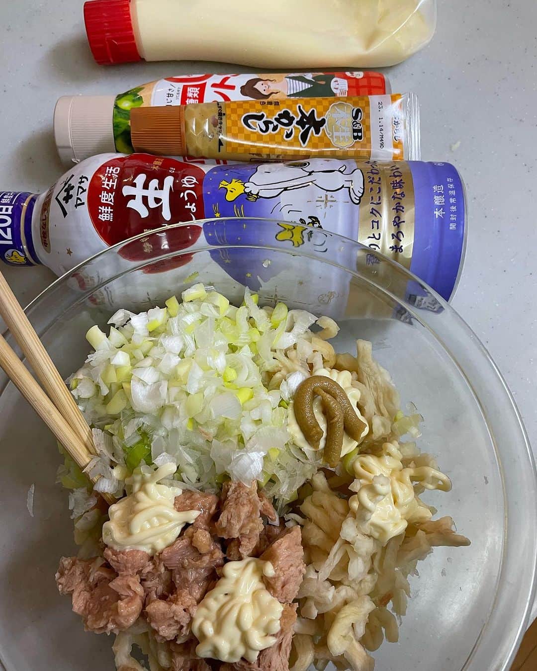飯島直子さんのインスタグラム写真 - (飯島直子Instagram)「こんばんは^ - ^♪  花木いかがお過ごしですか  祭日と聞くと、明日が土曜と勘違いしてしまいそうです^ - ^  今日は汗ばむ陽気でしたね  汗はかいてませんが、すこしキモチに余裕があったので切り干し大根のサラダを作りました  ツナ缶とネギ、マヨネーズ、しょうゆ、からし、塩胡椒だけのカンタンなものです  日もちもして、ポリポリまあまあおいしいです  三日以降はあまり手がのびませんが^_^  31.1.2日のへんじすこしです＾＾  mamako_ys６３才誕生日おめでとう♪ 人生で今日が一番若い日^ - ^たくさんのことに挑戦して豊かな人生を送くろう♪健康に気をつけステキな一年にしてね♪ 挑戦したいこと…なんだろ^ - ^なんでも！  hiromi.t56才誕生日おめでとう♪介護中の両親に忘れられても…5人の子供たちからたくさんのお祝い♡ うれしいね^ ^いくつになっても年を重ねていける事は感謝だね^_^健康に気をつけて良い一年になりますように♪  eri.take.tada.y.t母８３才誕生日おめでとう♪ 甥っ子１０才♪土曜日誕生日会！忙しくなるね^ - ^ みんなでお祝いステキな時間過ごしてね♪ 元気で長生きしてね^ - ^  caori_４３才誕生日おめでとう♪あらら…キライな夫と、夫キライな思春期の娘と温泉旅行で憂鬱^^; 薬の準備やもろもろ大変だけど…ここはひとつ、 割り切って楽しんできちゃおう！行ってしまえば案外楽しめたりする^ - ^眼、大事にしてね ステキな一年になりますように♪  明日は息子の結婚式で東京に♪おめでとう！ 良い子に育った…立派な父親だった証だ^ - ^ 泣けちゃね^_^ステキな一日を過ごしてね♪ hideminamina！  jamster_junko！ココロ不調かな…？がんばりすぎないようにね(*´-`)オーナーは大変だから！  chikoちゃん来週退院おめでとう！良い決断したし 良い出会いまで^ - ^リハビリもがんばってね 孫と遊び、旅行…いっぱい叶えてね！  令子、クミコも…一緒にがんばろうねᕦ(ò_óˇ)ᕤ  花粉用のメガネしよう！そのみ！  りん♪  aki10297♡  kimichannoopy〜ちゃんと見てるよぉ〜^_^  ruminee929！なんと！ありがとう^ - ^♪ すきなラーメンは…サッポロ一番塩と味噌、うまかっちゃんだよ！  まさかの息子フットサルに参戦！おつかれ^ - ^ すみか！腰大丈夫？！  母が認知症一人暮らし、特養老人ホームに…罪悪感も うん、むずかしいよね…ただお母さんの安全確保するためには良い選択かなとおもう、 一度お母さん連れて見学へ行ってみたらどうかな？ 「ここは楽しい所」というイメージを持ってもらうために…、わたしが同じ立場になってもこの選択をするとおもう、お母さんの命を第一優先に 一歩踏み出してみよう…kaorin178！  真喜！頑張って歯医者いこう^ - ^  きくこと喜久恵♪  マッサージ寝てもいいの？ガセ！よかった(*´-`) ありがとう♪浜のぴょんぴょん！ソーラン節も泣けたね(´∀｀*)  ちえ！30年前にハワイで…声かけてよ^ - ^  阪神ファンのひとおめでとう^_^  すごい試合でした  両チームすばらしかったですね  テレビを見ていたらこんな時間に  今日も一日お疲れさまでした  寒暖差気をつけてね  みんなゆっくり眠れますように  おやすみなさい╰(*´︶`*)╯♡  また明日♡♡」11月2日 21時52分 - naoko_iijima_705_official