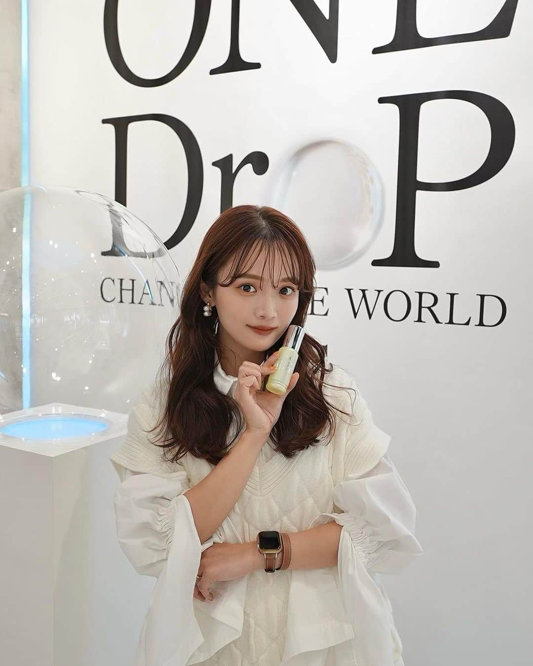 田久保夏鈴のインスタグラム：「原宿の@ cosme TOKYO にて11/7(火)まで開催されている「DHC ONE Drop CHANGES THE WORLD」にご招待いただきました。オリーブバージンオイルを頂いたのですが、オイルなのにベタつかないのと天然100%のオイルで乾燥肌/敏感肌、さらにニキビの方にもおすすめだそうです🌿私も普段のスキンケアとか髪の毛、全身にも使えるみたいなので、一滴プラスしてみようと思いました💆🏽‍♀️  今ならこのフォトブースで撮った写真をSNSにUPすると、会場限定の豪華なノベルティが貰えるそうなので是非みなさんも行ってみてください🐾  #PR #DHC  #たった一滴で世界は変わる #オリーブバージンオイル #一度使ったら手放せない」