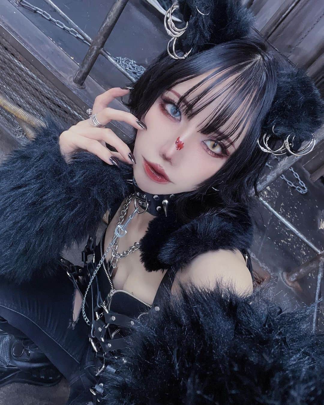 サヤカのインスタグラム：「.  🐺⛓️🩶  #me #wolf #halloween #halloweencostume #cosplay #ハロウィン #ハロウィンコスプレ」