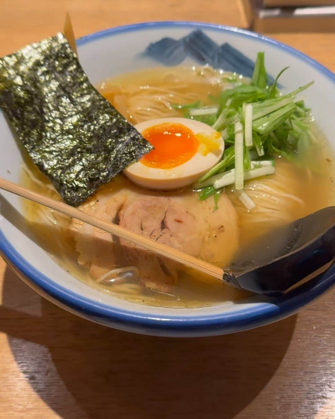 小林麻耶のインスタグラム：「😋✨  柚子塩らーめんが深夜にとっても食べたくなり😋❤️せっかく東京にいるので❤️朝5時までOpenしている恵比寿にある @afuri_fineramen へ✨✨✨  ✨美味しかったぁぁああ❤️✨最高でした❤️  店員さんたちがお客様おひとりおひとりを大切に接客されていて✨お声がけがやさしくて✨働いている姿が楽しそうで✨笑顔がぴかぴか🩷 素敵な時間を過ごさせていただきました❤️有難う御座います✨✨✨  ✨ONE PIECEワンピース✨マリンフォード頂上戦争編を観終り、魚人島編へ進むところです👍　  ✨✨「海賊王に！！！おれは、なる！！！！」✨✨  ルフィもお仲間たちも感謝をお互いにもっていて、やさしい❤️  自分の夢実現を心いっぱい応援してくれて、守ってくれて、サポートしてくれる人が居るって、しあわせだーーー🥰  #國光真耶　#mayakunimitsu  #iphone15promax @afuri_fineramen」