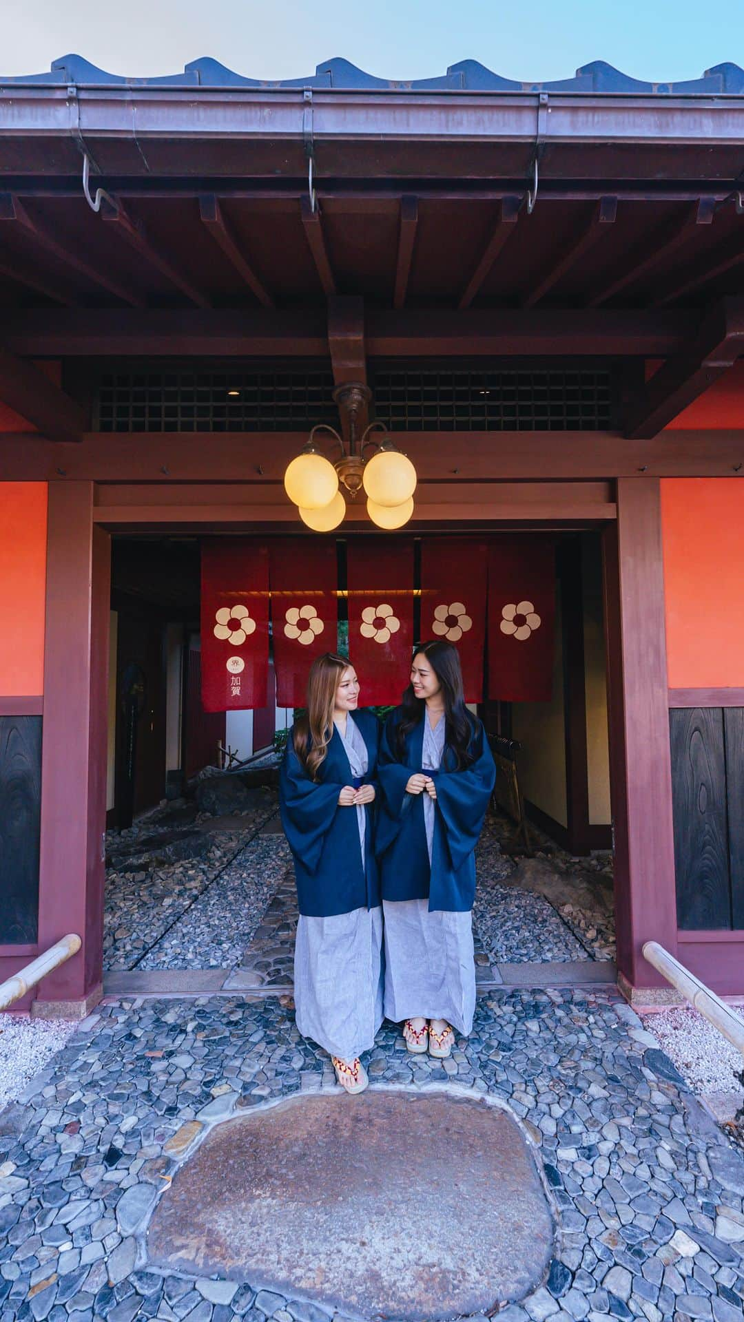 Stella Leeのインスタグラム：「The essence of staying in ryokan is recharging your mind, soul, and body, which I totally got it after staying at @hoshinoresorts.kai Kaga branch ✨  Daily activities include dipping in hot spring bath, savoring delicious foods, and gazing at beautiful japanese garden. Japanese often stay at ryokan during their holiday, it’s their ‘healing’ vacation. Would you like to stay at ryokan one day?」