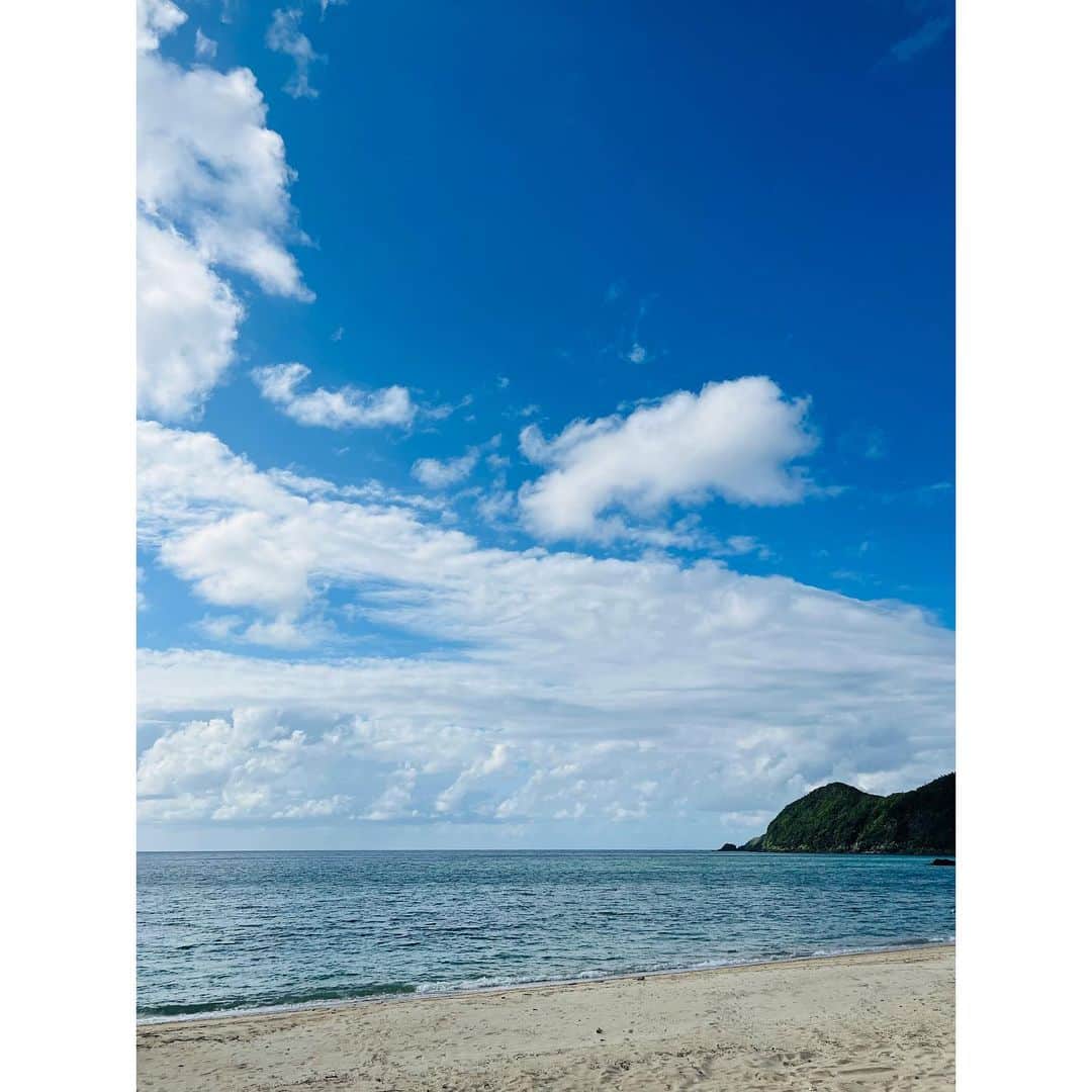 有明ゆなさんのインスタグラム写真 - (有明ゆなInstagram)「海が綺麗だった🫧 ただよって見ただけだけど なんか癒された⭐️ . こんなにも綺麗なのに 地元の人は汚いっていうwww 不思議すぎる🤣 . . 奄美大島の思い出📸」11月2日 21時56分 - ariake_yuna