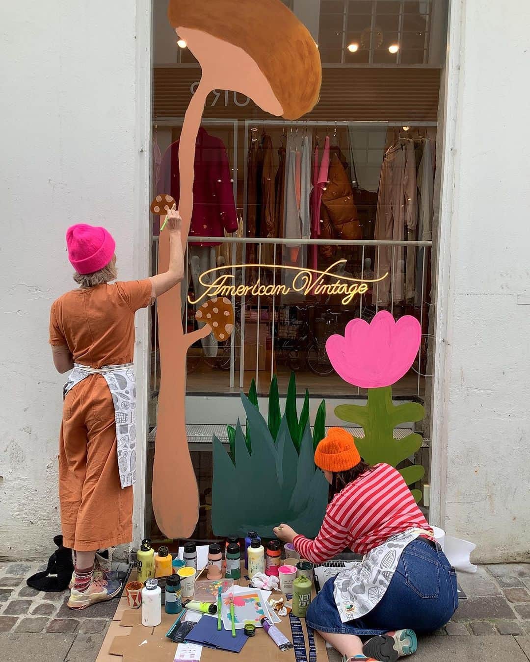 アメリカンビンテージのインスタグラム：「Immerse yourself in the enchanting world of @donnawilsonltd who added a touch of magic to the windows of our London stores. Her drawings transformed the city into a winter fairy tale. ❄️🎨. #americanvintage #americanvintagemen #americanvintagelondon #art #illustration #storewindows」