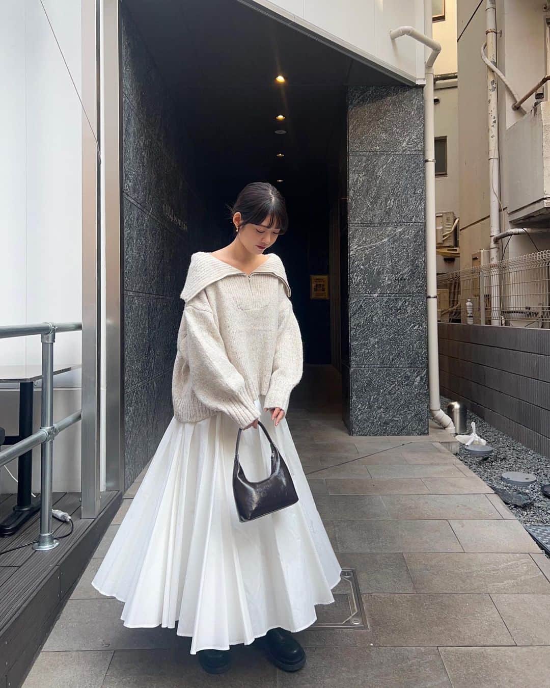 諭吉のインスタグラム：「この季節ならではのニットに ボリュームのあるスカート合わせるのが好き🧣  手触りふわふわのニットは フロントジップを閉めても可愛いんだけど ちょっとオフショルっぽく着るのが私は好きでした🤍 リンクはストーリーにのせてます🫶🏻  @classicalelf_official  #classicalelf #クラシカルエルフ #エルフコーデ #タイアップ#JAVA#ジャバ#ykth_code」