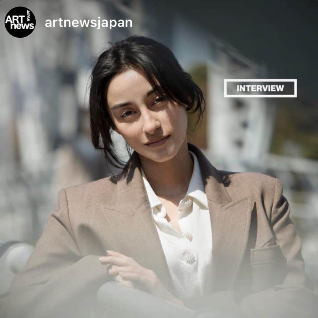 国木田彩良のインスタグラム：「@artnewsjapan @artnews 人はアート作品を通して、人々の魂や歴史を感じることができます。その一方で、アートはあくまでエリートたちのものであり、保守的で威圧的に感じている人も少なくないと思います。それはとても残念なこと。私は、アートを難しく考える必要はないと考えています。業界自体は非常に複雑に構造化されていますが、本質的には、アートは感動を与えてくれるものだからです。アーティストの歴史やギャラリストの歴史を知らなくても、作品に対峙したときの自分の感情を素直に楽しむことができます。」