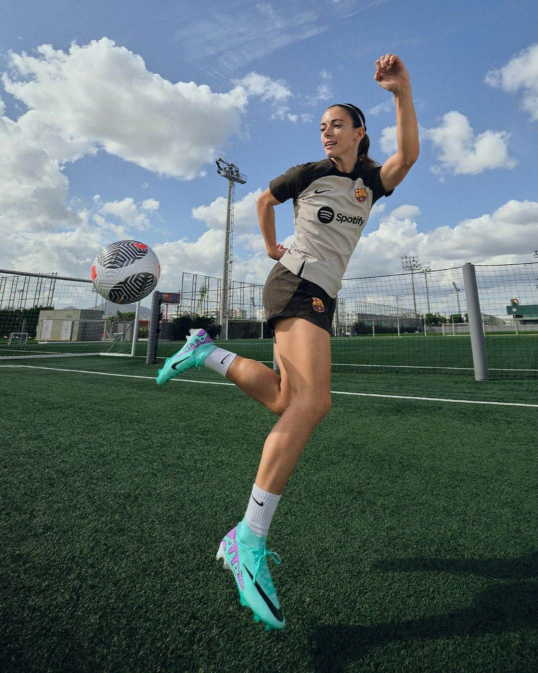 ナイキフットボールさんのインスタグラム写真 - (ナイキフットボールInstagram)「Peak Speed ⚡️  The world’s best is at her best. @aitana.bonmati is setting the pace for the game and accelerating her season with the Peak Ready Mercurial Superfly 9.  #NikeFootball」11月2日 22時00分 - nikefootball