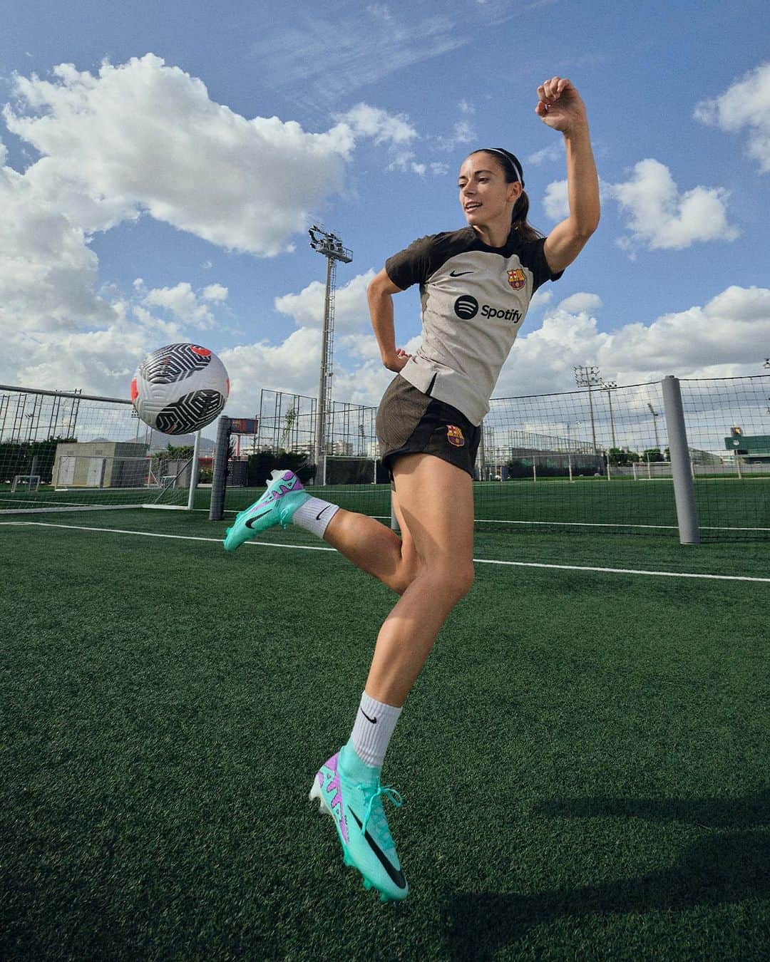ナイキフットボールのインスタグラム：「Peak Speed ⚡️  The world’s best is at her best. @aitana.bonmati is setting the pace for the game and accelerating her season with the Peak Ready Mercurial Superfly 9.  #NikeFootball」