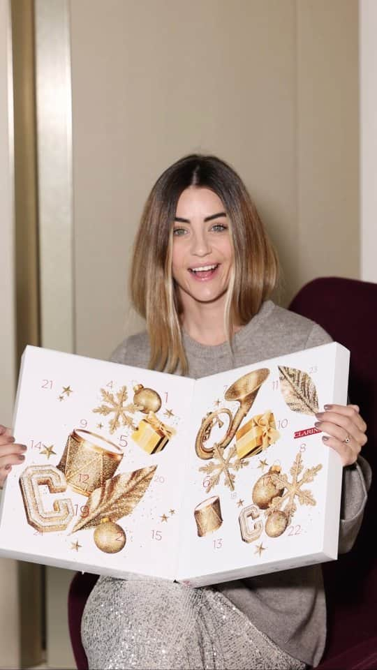 Clarins Italiaのインスタグラム：「🎄Manca meno di un mese… e anche tu non vedi l’ora di aprire tutte le caselle del tuo Calendario dell’Avvento Clarins?  Al posto dei cioccolatini questo Natale ci meritiamo ben 24 regali da scartare: una coccola beauty al giorno, per viso, corpo e make-up. E tu, riuscirai a resistere fino a dicembre? 🫣  #Clarins #ClarinsItalia #calendariodellavvento #Natale #natale2023 #christmasbeauty #adventcalendar」