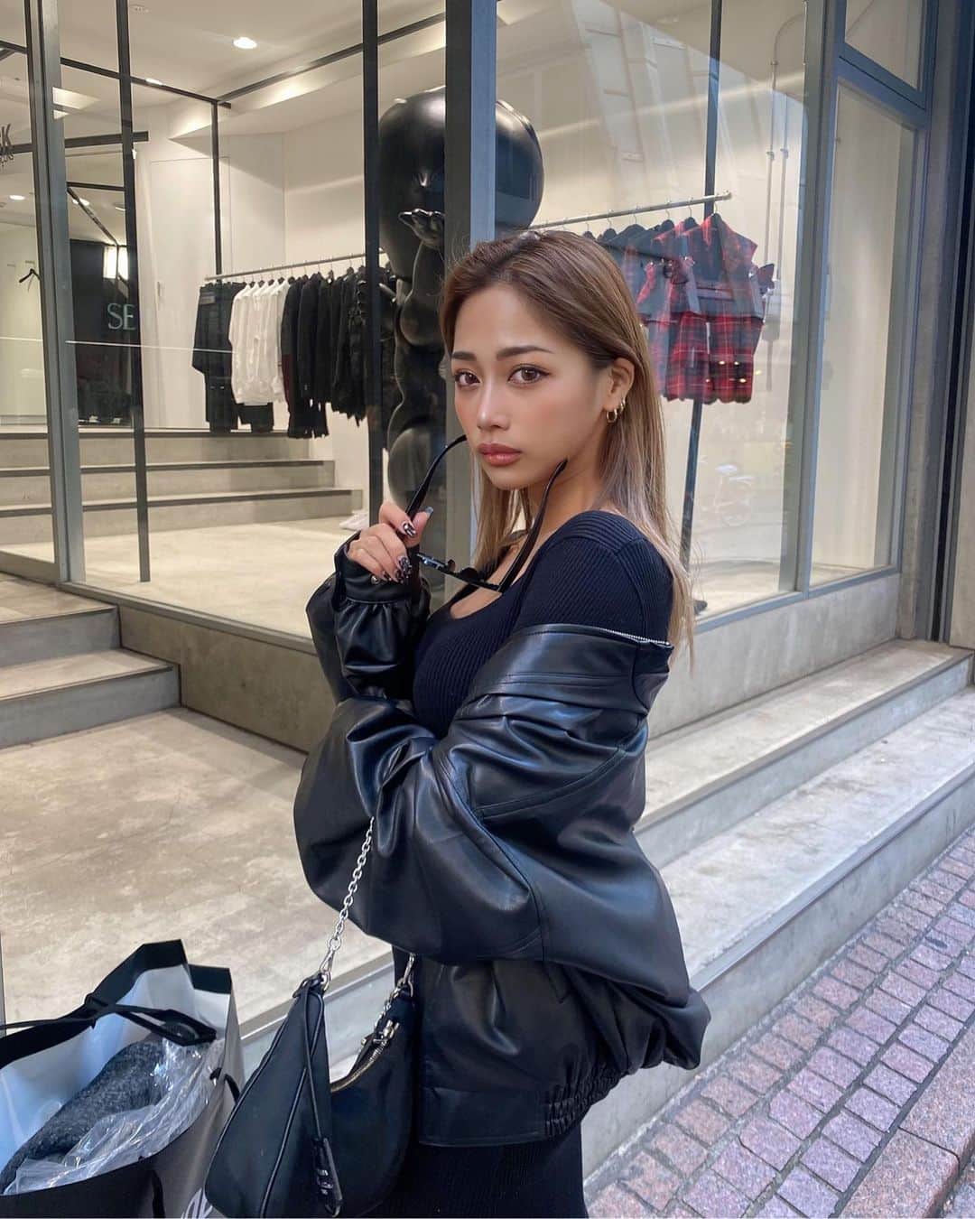 米山妃利のインスタグラム：「BLACKCODE🦅🖤⛓️ . スリットワンピにブーツ合わせは安定😚🖤 肌寒くなってきたので薄手の羽織りも👌🏽 . onepiece: @blondey_official  outer: @spiralgirl_official  boots: @aclent_official  bag: @prada  . #ootd#blackcode#code#autumn#fashion」
