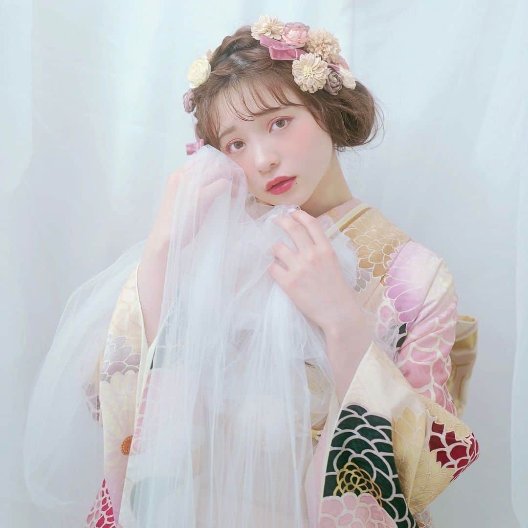 のインスタグラム：「ここちゃん( @coconitta0809 ) 着用🐻‍❄️💞 髪飾りと振袖の色も統一されていて子どもっぽすぎない可愛らしいコーディネートに。  **************************************** \\振袖スタジオラブリ// は ♡幅広いテイストの振袖のご用意あり！ ♡お望みに沿ったスタイリングの提案！ ♡お得なキャンペーンを随時配信中！　　　などなど！  振袖を通して、 皆さんのしたい！なりたい！を叶えるお手伝いをさせてください💭🌟  お問い合わせは、お近くの店舗まで！ WEB・お電話にてお気軽にお問い合わせください📞　  ———————————————————— 最新カタログが公開中💞 LINEから簡単にご覧いただけます！ アカウント名：753lnonb　 ————————————————————  その他の情報は公式HPへ🌈 プロフィールのリンクからご覧いただけます！ @furisode_luvri　 ***************************************** #振袖 #振袖ラブリ #成人式 #振袖レンタル #成人式ヘア #成人式前撮り #成人式振袖 #成人式着付け #前撮り #成人式2024 #成人式2025 #成人式2026」