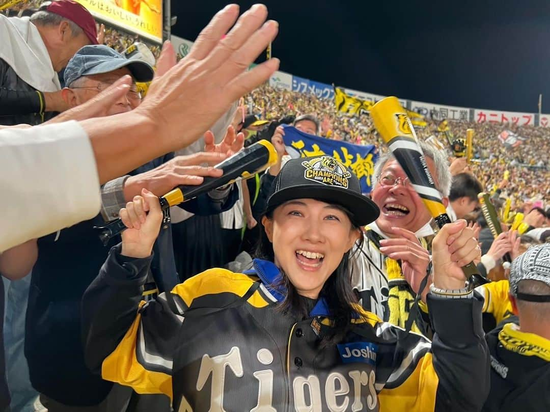 中江有里のインスタグラム：「8回裏大逆転！  森下選手のタイムリーにライトスタンド狂乱🐯  AREのAREに王手‼️  今年ラストの甲子園、勝利で締める🎖️  #阪神タイガース  #中江有里」