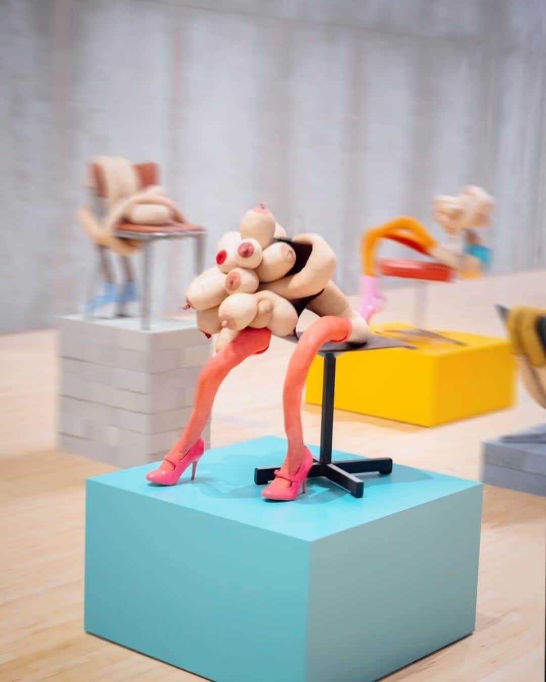 テート・ギャラリーのインスタグラム：「Since 1990, Sarah Lucas has been making art that distorts everyday life. In her Tate Britain exhibition #HAPPYGAS, the expressiveness of ordinary things is tempted out, creating a mood of grit, shock and play, regularly punctuated by the darkness and pleasure of sex, smoking and food. 🍌👠🐟🚗   Mischievously and honestly, Lucas asks universal questions about our origins, class, happiness and mortality. Narrated entirely in her own voice, Lucas’s strange, familiar and funny forms are deeply personal. See HAPPY GAS at Tate Britain today. Open until 14 January 2024. Members go free. 🎟️」