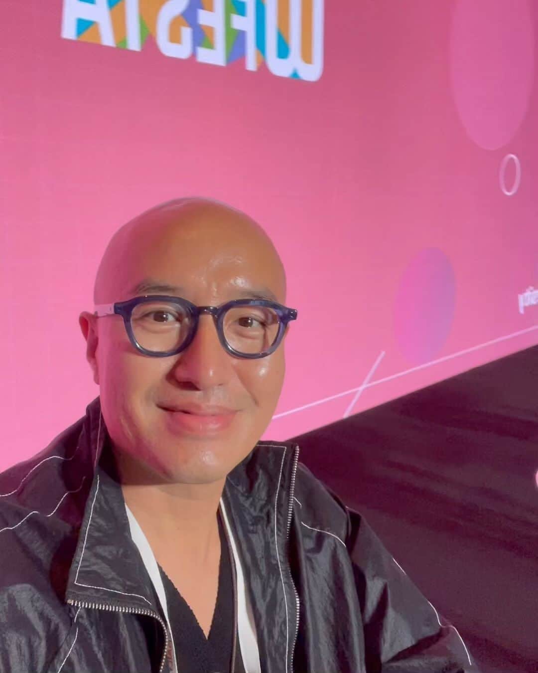 ホン・ソクチョンのインスタグラム：「나의이야기가 누군가에게는 위로가 되길.. 설레이는 강연 #w페스타 #강연」
