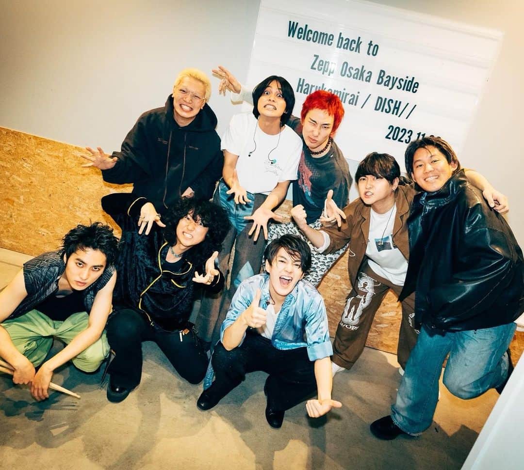 北村匠海のインスタグラム：「なんてこったいハルカミライと対バンとは。 呼んでくれて感謝。沈丁花も歌ってくれてありがとう。 とんでもない刺激もらいました。また東京で遊べたらね。来てくれた皆様もありがとう。ナイスファイト。 遠くない未来でまたね、」