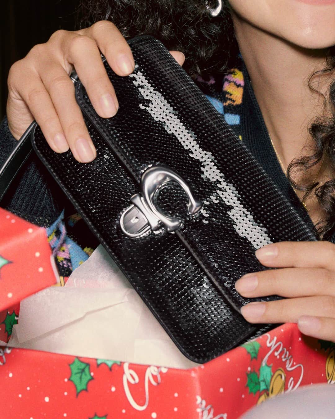 のインスタグラム：「Good for a big reveal. Our Studio Bag is serious gift material, even (make that: especially) if you’re gifting yourself.   Our #CoachHoliday story celebrates the gifts that give us the confidence to be ourselves.   Photographer: @chantalaanderson  #WearYourShine #CoachNY」