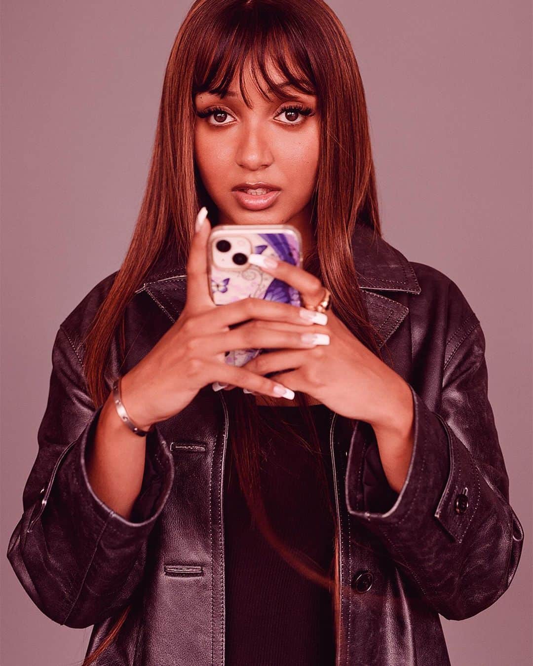 i-Dのインスタグラム：「Only a Brit could start a song with ‘Did you ever want me? No worries if not!’  Growing up on a diet of emotive storytellers like Amy Winehouse, Adele and Lily Allen, i-D cover star @pinkpantheress thinks American music feels worlds apart:  “British people are built differently—our culture, humour, music. We have a unique sound. Just like American hip-hop can’t be replicated here, they can’t replicate the British contemporary sound of sadness.”   In our latest cover story, the voice of Gen Z reveals how she’s ‘levelling up’ for new album 'Heaven Knows', how fame has impacted her life and her thoughts on dating.  Read now at the link in bio.  [The New Wave Issue, No.373, Fall/Winter 2023] . . . Text @kemstagramx Photography @alasdairmclellan Fashion @_alicegoddard Editor-in-Chief @alastairmckimm Creative Director @jonnylu Editorial Director @oliviajsinger Hair @cyndiaharvey at Art Partner using This Hair of Mine. Make-up @lauren.parsons at Art Partner. Nail Technician @jennynails at Streeters using OPI Photography Assistance Lex Kembery, Jess Pearson and @amexxv Fashion Assistance @eli.richards and Georgia Pellegrino Hair Assistance @karenelizabradshaw Make-up Assistance @anastasia_hess Production @partner.films Casting Director @samuel_ellis for @dmcasting」