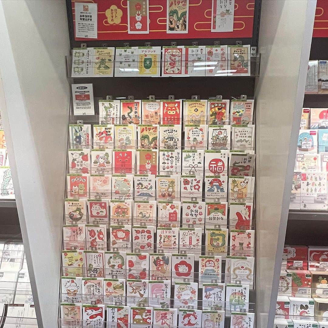 のインスタグラム：「こんばんは！営業Nです！ 11月がはじまり、まだまだ暖かいですが 今年もあと二ヶ月を切りましたね！  年末年始の準備も始まります🧹  弊社も年末年始に向けての年賀アイテムをたくさんご用意しました😆  そんな年末年始アイテムをたくさん置いていただいている渋谷ロフトさんへお邪魔しました🚶  販路限定のおもしろ柄の年賀状やお年玉、ロフト限定アイテムも！  （営業担当は筋トレが趣味のため筋肉もりもりの柄年賀状を推してます💪筋トレされてる方もしてない方もみんなに使って欲しい柄です🏋️）  ぜひ全国の小売店様で年賀用品を見に来てくださいね！  人気商品はなくなり次第終了になるものもありますので、早めにお気に入りのアイテムを見つけてくださいね！」