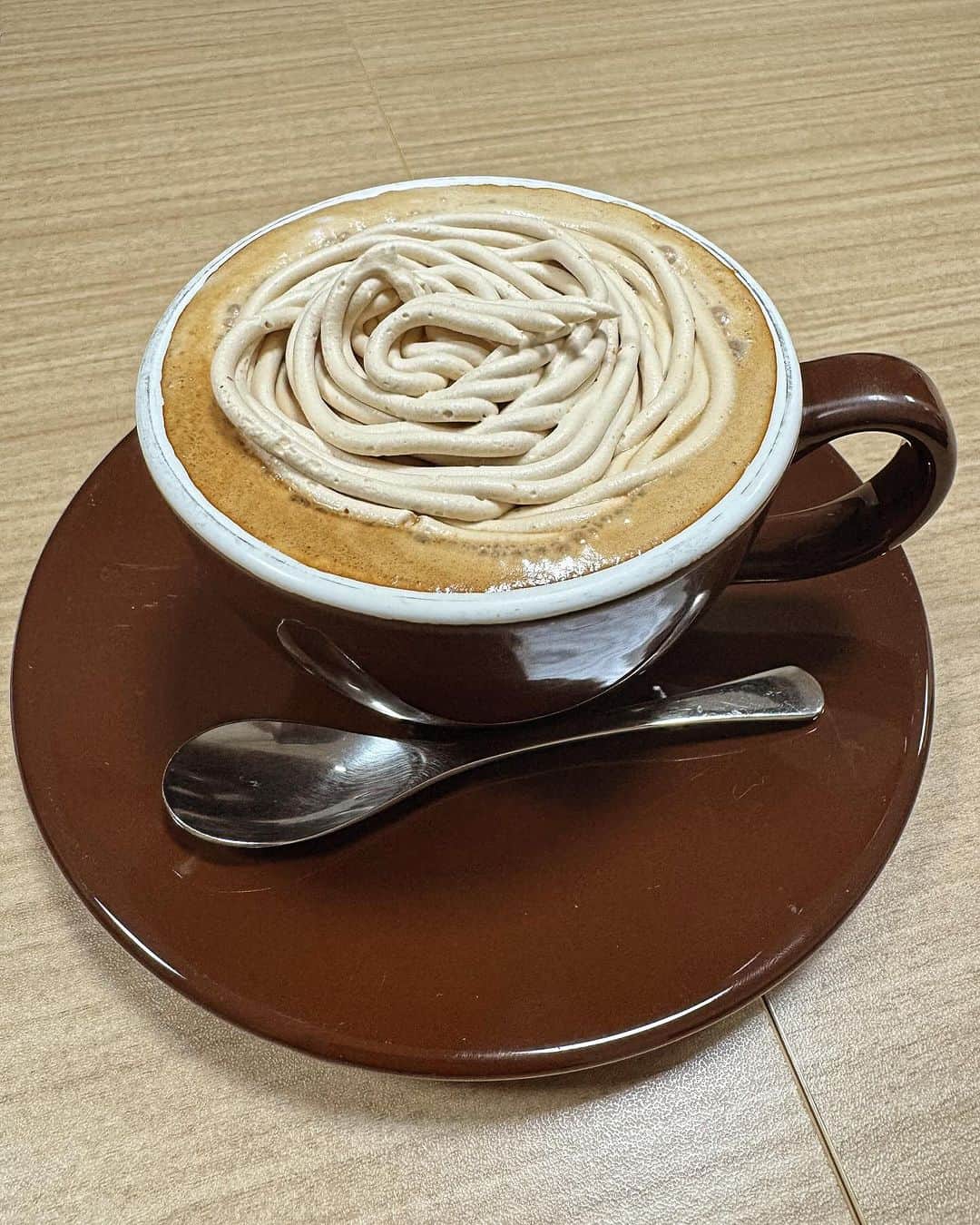 関智一さんのインスタグラム写真 - (関智一Instagram)「今日の取材先で頂いたモンブラン的なコーヒー 美味しかった🎵  2枚目は偶々見つけた壁w  #取材 #モンブラン #壁」11月2日 22時09分 - sekitomokazu