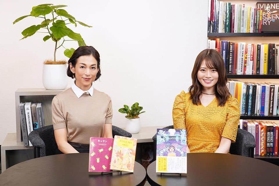 山崎怜奈のインスタグラム：「・ 鈴木保奈美さんと、2年ぶりに共演させていただきました。 以前ラジオに出演していただいた時のことを覚えていてくださっていたようで、嬉しいお言葉をいただきました。  明朗快活に嬉々として語る保奈美さんの隣で 「保奈美さんに楽しんでいただけるように頑張らなくては」という思いで、私は当番組の進行に励んでいます。  ◾️11月2日(木) 22:00〜BSテレ東 　4週連続特番「あの本、読みました？」 　ゲストには吉本ばななさん、島本理生さんも。 　本好きの皆様、ぜひご覧ください🛋️📘  #あの本読みました」