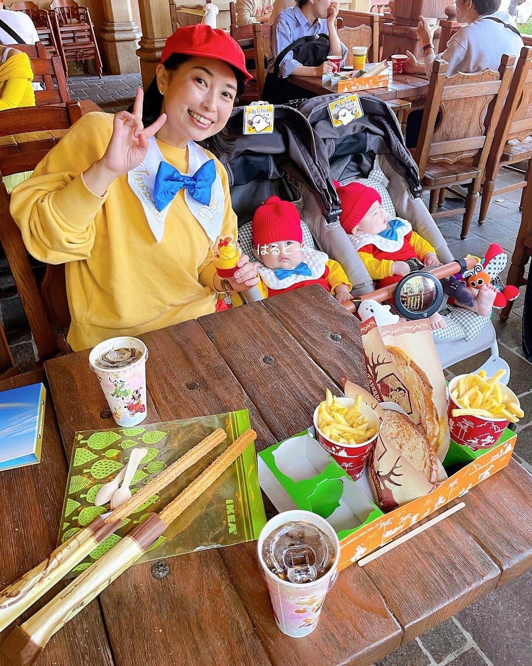 美甘子さんのインスタグラム写真 - (美甘子Instagram)「【ディズニーハロウィン②】  10/28（土）ディズニーハロウィンを妹家族と楽しんだ記録。乗り物、アトラクションはイッツアスモールワールド、ジャングルクルーズ、ウエスタンリバー鉄道、カントリーベアシアターを楽しめました。 イッツアスモールワールド、中が新しくなってから初めて行ったのですが、その国ごとのディズニーキャラクターもいて可愛かったです。♪世界中　だれだって　ほほえめば　なかよしさ〜のあの歌！とっても平和な空間で大好き❤️ はるピーはこの時寝ていたのですが、ゆうピーはずっと動く人形たちを見ていました。昼間のゾンビのパレードもパパと抱っこして双子ちゃんたちに見せてあげて、夜のエレクトリカルパレードは、最後、アリスがディーとダムに扮したゆうピーはるピーに気づいてくれて、指差ししてくれました😭一瞬でしたがその瞬間の動画も妹が撮っていたので記念に。エレクトリカルパレード、キラキラで本当に感動した！ ゆうピーはるピー、実はパパもディズニーランドに来たのが初めてで、スタッフの方がファーストヴィジットのシールをくれました。ママも子連れで来たのは初めてだから！って私にもくれて嬉しかった☺️メッセージを書いてくれたガーランドシールもたくさんいただきました。 一般のお客さんにも、ディーとダムの仮装が素敵！とガーランドをいただきありがたかったです。 そして、夜のエレクトリカルパレードの場所取りが同じだったお兄さんが、ディズニーが大好きな方でとても詳しくて色々教えてくれて、今日もらったミッキーマウスのサイン、あげます！とミッキーのサインをくれました。これには驚きましたが、とても良い記念になりました。 自分たちへのお土産は、アリスに出てくるオイスターの赤ちゃんのクッションと、ゆうピーはるピーにミッキーのぬいぐるみを買いました。裁縫が得意なパパが早速イニシャルを足に刺繍してくれました。 ゆうピーはるピーもミッキーとよく遊んでいます。 初めてのディズニー、いろいろ良い刺激になってくれていたらいいなぁ。 私もとても楽しかったので、またすぐ行きたいです☺️  #ゆうピーはるピー  #ディズニーハロウィン #ディズニーハロウィン仮装 #ディーとダム #ふしぎの国のアリス #Dハロ #Dハロ仮装 #双子 #双子ディズニー #双子のいる生活 #双子ママ #twinsbaby」11月2日 22時10分 - rekish_mikako