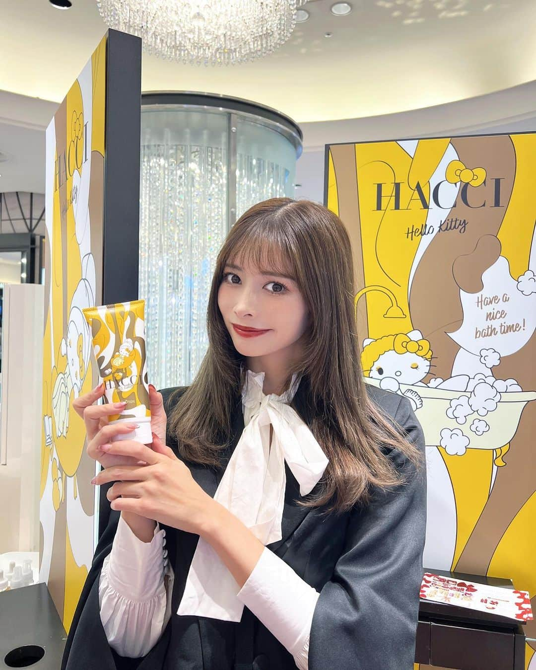 得あゆのインスタグラム：「HACCI×Kitty 最強コラボ💛🍯🐝💭 11/1〜1週間限定で阪急うめだ本店 2階にてPOPUP開催中💛 とっても可愛いくて😍中身はもちろん HACCIさんなので安定の商品です！！！！！！  こちら今しか買う事のできない限定パッケージ💛 大人気らしくネットでは完売の商品も‼️ 関西の方は阪急うめだ本店行かれた際、 ぜひ行ってみてね💛💛💛💛💛💛 しかも！ここでだけ！HACCIキティーちゃんの シールがもらえます😍💛✨  キティーちゃん、50周年おめでとう🥹💛 HACCIキティーちゃん可愛すぎてグッズも 出してほしいレベルです💛笑  ・ ・ ・ ・ ・ ・ ・ ・ ・ ・ ・ ・ ・ #hacci#ハッチ#はちみつ#キティーちゃん#キティー#kitty#ハローキティー#hellokitty#阪急#阪急うめだ#阪急うめだ本店#ポップアップ#popup#大阪梅田#阪急梅田#阪急梅田本店#お肌ケア#美肌#美肌ケア#ボディクリーム#保湿#保湿ケア#コラボ商品#梅田ランチ#脚痩せ#脚痩せダイエット#産後ダイエット#脚痩せマッサージ#マッサージ#スキンケア」