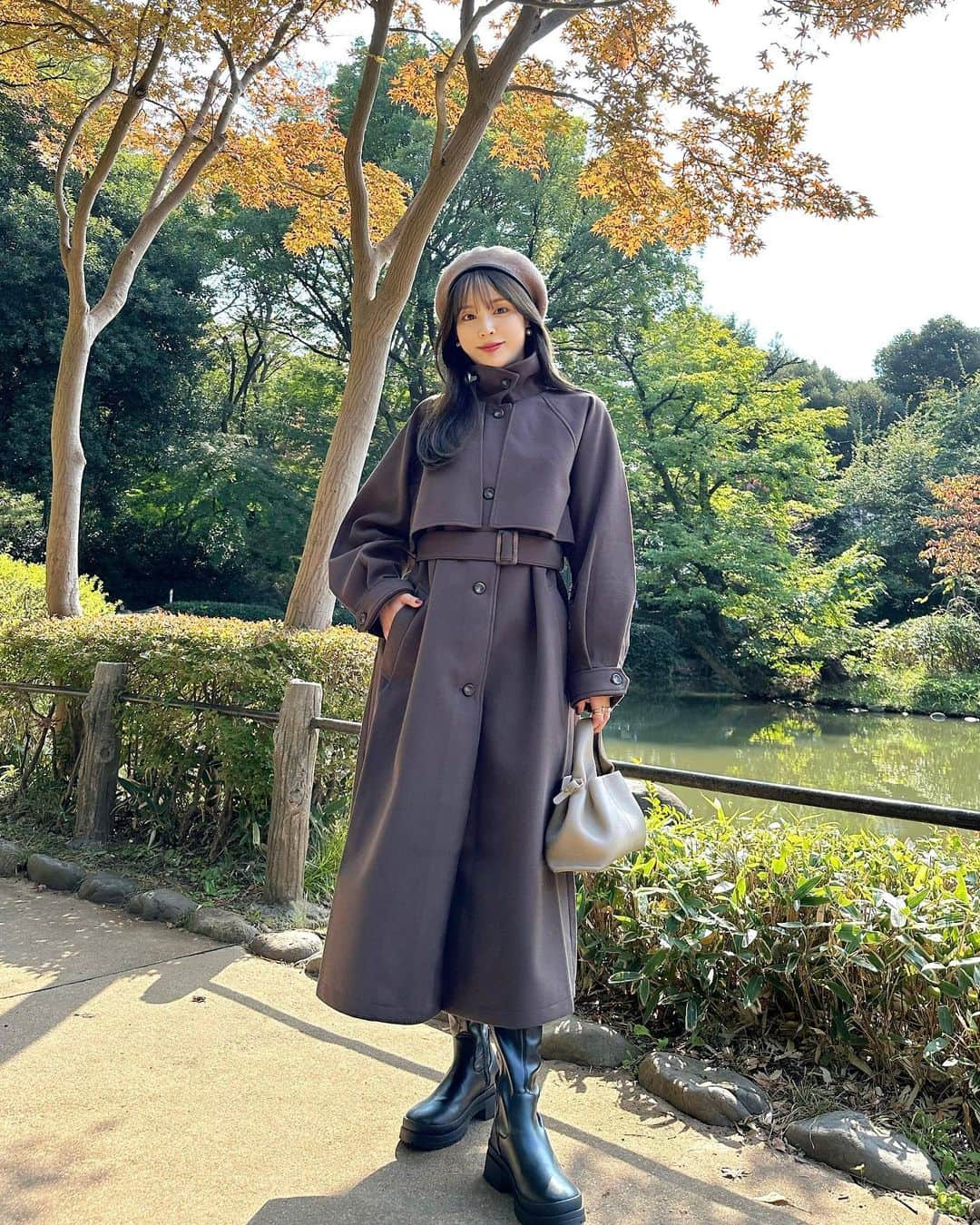 磯田 ひかる(Hikaru Isoda) のインスタグラム：「こんばんは♡ 明日から三連休だったのですねー🥰 みなさん何をしますか？✨️  この日は朝寒かったのでアウターを🍃 スタンドカラーのトレンチコート、秋っぽくて可愛い...🍁🍂  しっかり長さがあるので、ロングワンピの上から着てもok🙆‍♀️  [着用アイテム] Coat @classicalelf_official  2wayスタンドカラーボリュームスリーブニットモッサトレンチコート ブラウン M ¥5,899税込  Bag @polene_paris   —————————— picaru：162cm / 骨格ウェーブ 1st ブライトスプリング 2nd ブライトサマー  大人可愛いスタイルアップコーデ ヘアメイクを合わせた トータルスタイリングを提案🤍  不定期にストーリーで ファッションお悩み相談募集中🥰 ——————————  他の投稿を見る→【@picaruuu】」