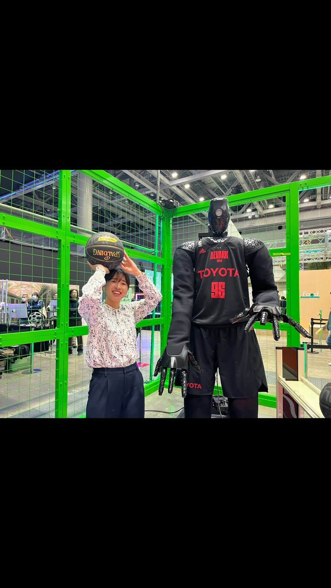 三好南穂のインスタグラム：「#ジャパンモビリティショー で #アルバルク の「AIバスケットボールロボットCUE」と対戦してきました🏀 結果は動画を見てね😂」