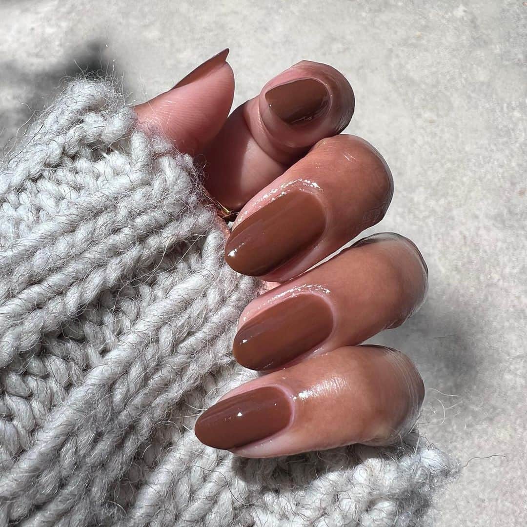 Cosmopolitanのインスタグラム：「Goooood morning, just your friendly reminder that fall nail trends have never better hotter. Get some 🔥 inspo at the link in bio.  #rg @themaniclub」