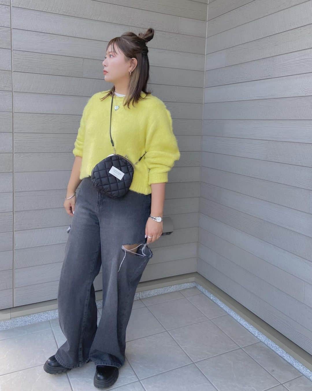 mmmaaakkkiiikkkoooのインスタグラム：「yellow💛#PR  @rasw_official のモヘアタッチクロップドニット🌼  毛足の長いふわっとした風合いが、今年らしい🌟 ウール混で暖かく一枚でもかわいいし、タートルを合わせたりシャツを合わせたりレイヤードも楽しめる💛  クロップド丈だからスカートも合わせのバランスもかわいかった✨✨  詳しくはストーリーから✈︎✈︎✈︎ . . . . knit/ @rasw_official  pants/ @grshimamura  bag/ @beautifulpeople_officialsite  shoes/ @fabbyfabby_tokyo  . . . .  #rasw#ラス#ニット#ニットコーデ#モヘアママコーデ#ママファッション#大人カジュアル#カジュアルコーデ#シンプルコーデ#モノトーンコーデ#ootd#outfit#locari#partegram #プチプラコーデ#40代コーデ#30代コーデ#大人女子#インスタ映え#韓国ファッション#レディースファッション#プチプラ#プチプラファッション#大人女子#ミリタリーコーデ #レーススカート#ロングスカート#デニム#デニムコーデ#ノームコア」