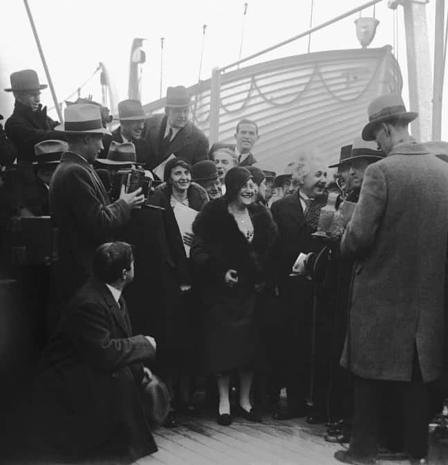 アルベルト・アインシュタインのインスタグラム：「#ThrowbackThursday: Einstein and his wife arriving by boat in New York on Dec. 11, 1930.」