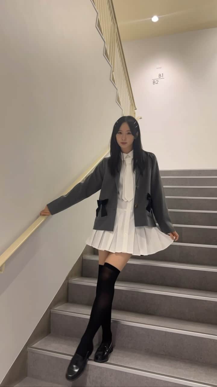 のインスタグラム：「珍しく全身 可愛い秋服‎~🫶🏻 . .  .  .  #ファッション  #アイドル  #黒髪ロング #舞台挨拶  #さよならエリュマントス #outfit  #dj  #ootd  #fashion #style #autumn  #japan #love  #reels #instagood #japanesegirl #selfie #japaneseidol #happy  #followme  #photography  #daily #일상 #데일리 #좋아요 #셀카 #셀스타그램 #인스타 #일본 #02」